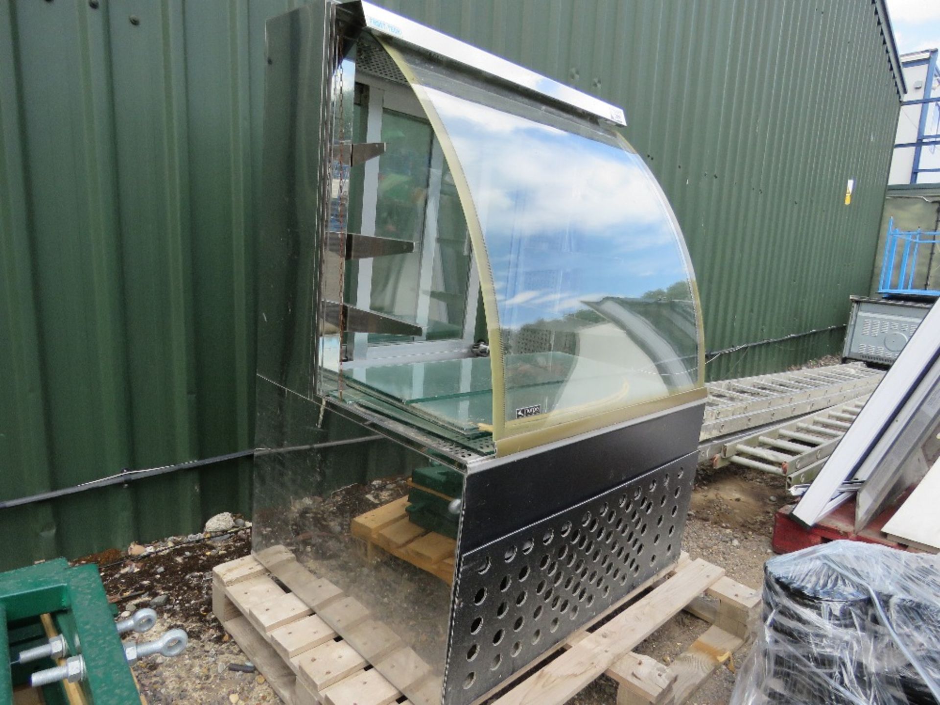 NORPE GLASS FRONTED DISPLAY FRIDGE. THIS LOT IS SOLD UNDER THE AUCTIONEERS MARGIN SCHEME, THEREFO - Image 4 of 12