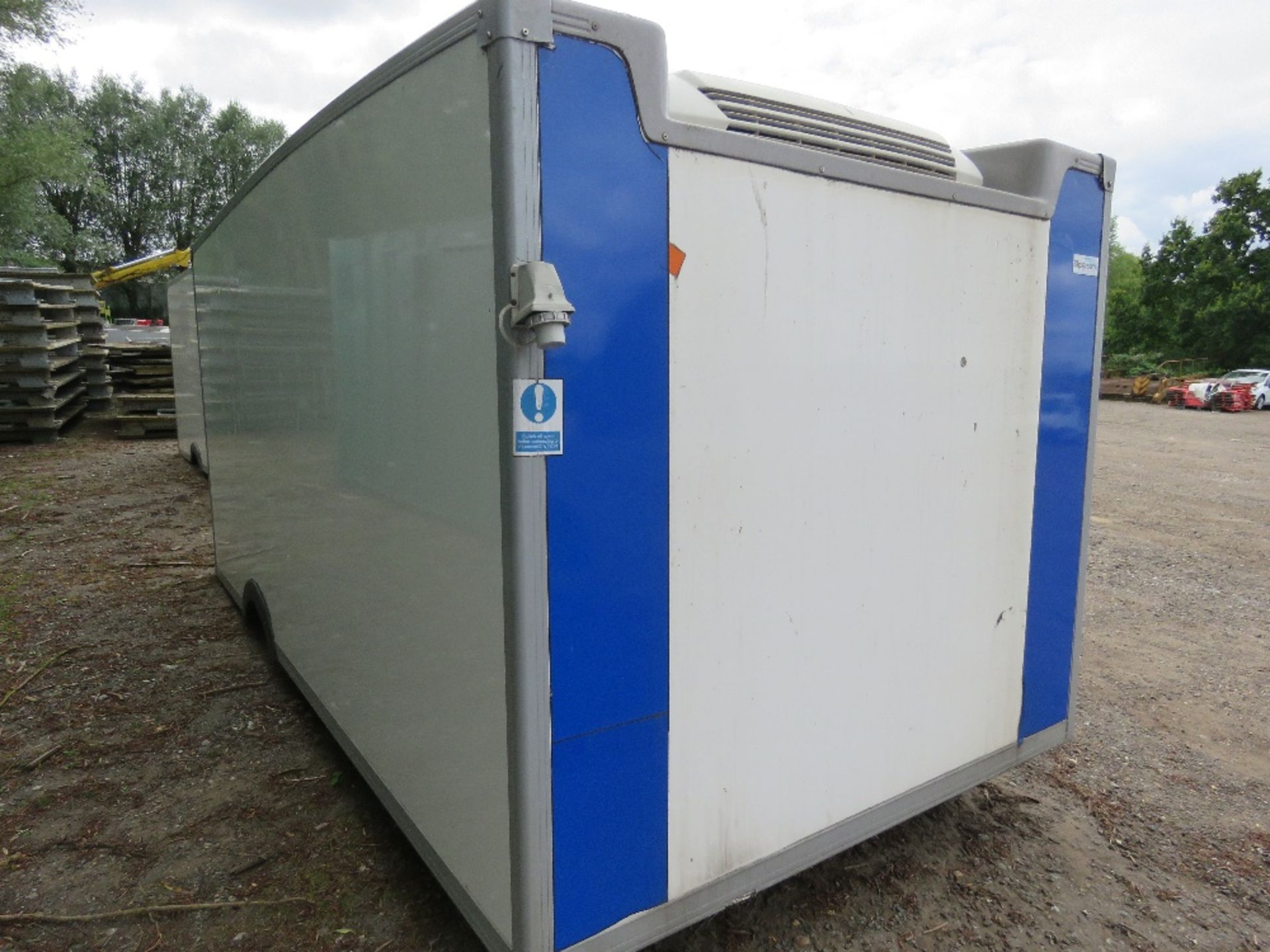 TEMPERATURE CONTROLLED VAN BODY WITH ROLLER SHUTTER SIDES, 13FT LENGTH APPROX. - Image 4 of 8
