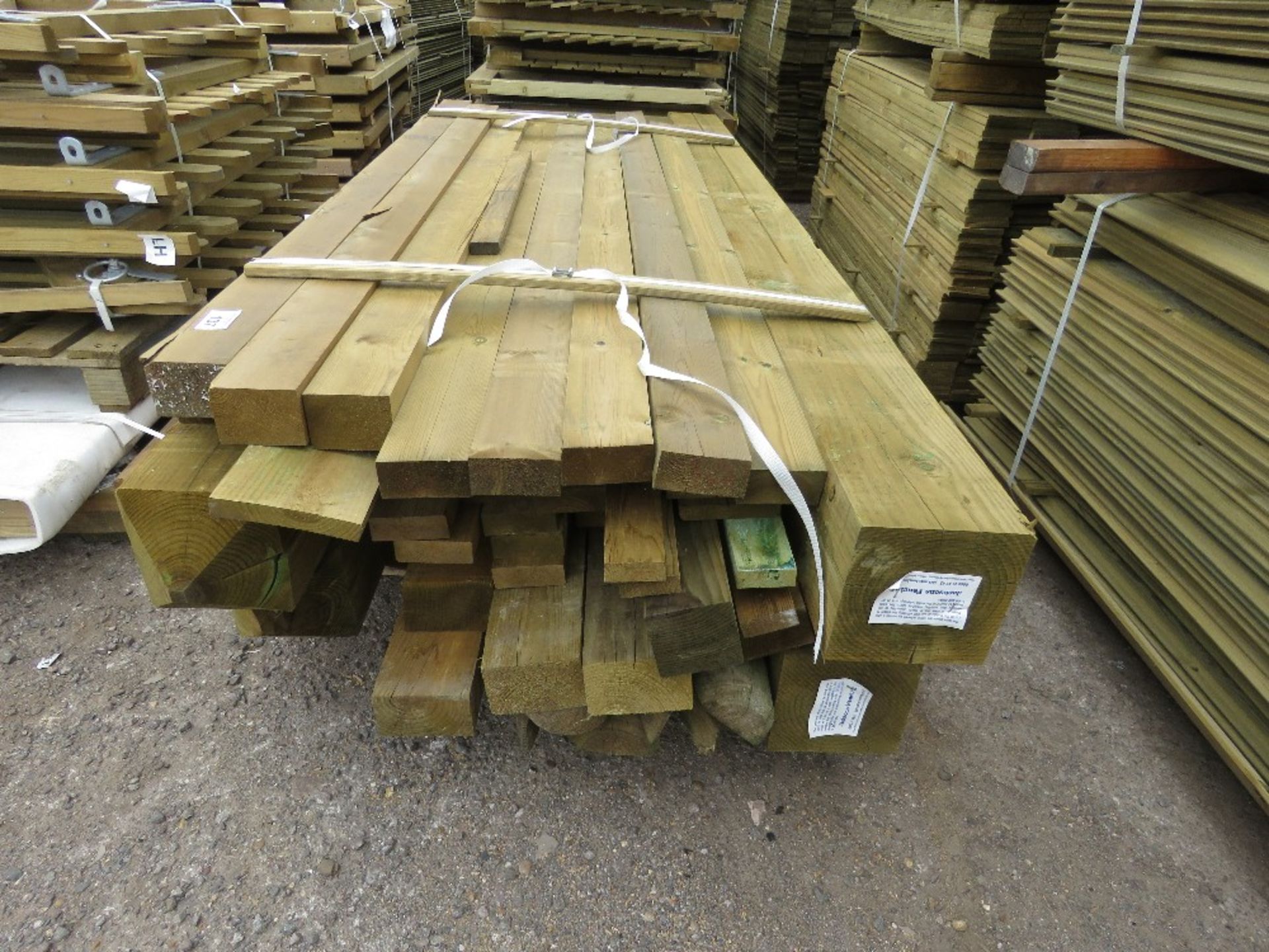BUNDLE OF HEAVY DUTY GATE POSTS AND FENCING TIMBERS. - Image 2 of 4