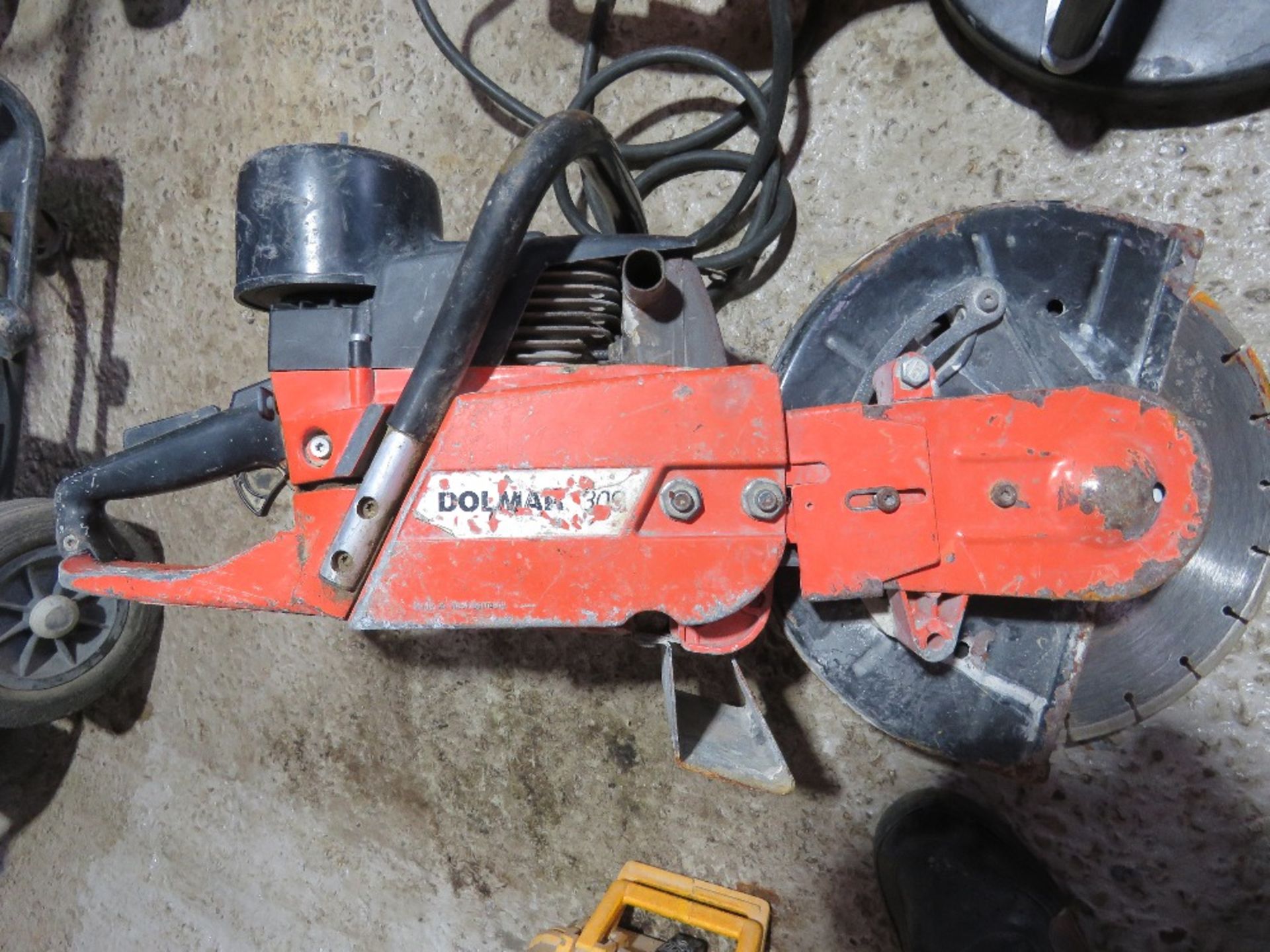 DOLMAR PETROL SAW WITH A BLADE. THIS LOT IS SOLD UNDER THE AUCTIONEERS MARGIN SCHEME, THEREFORE N - Image 3 of 3