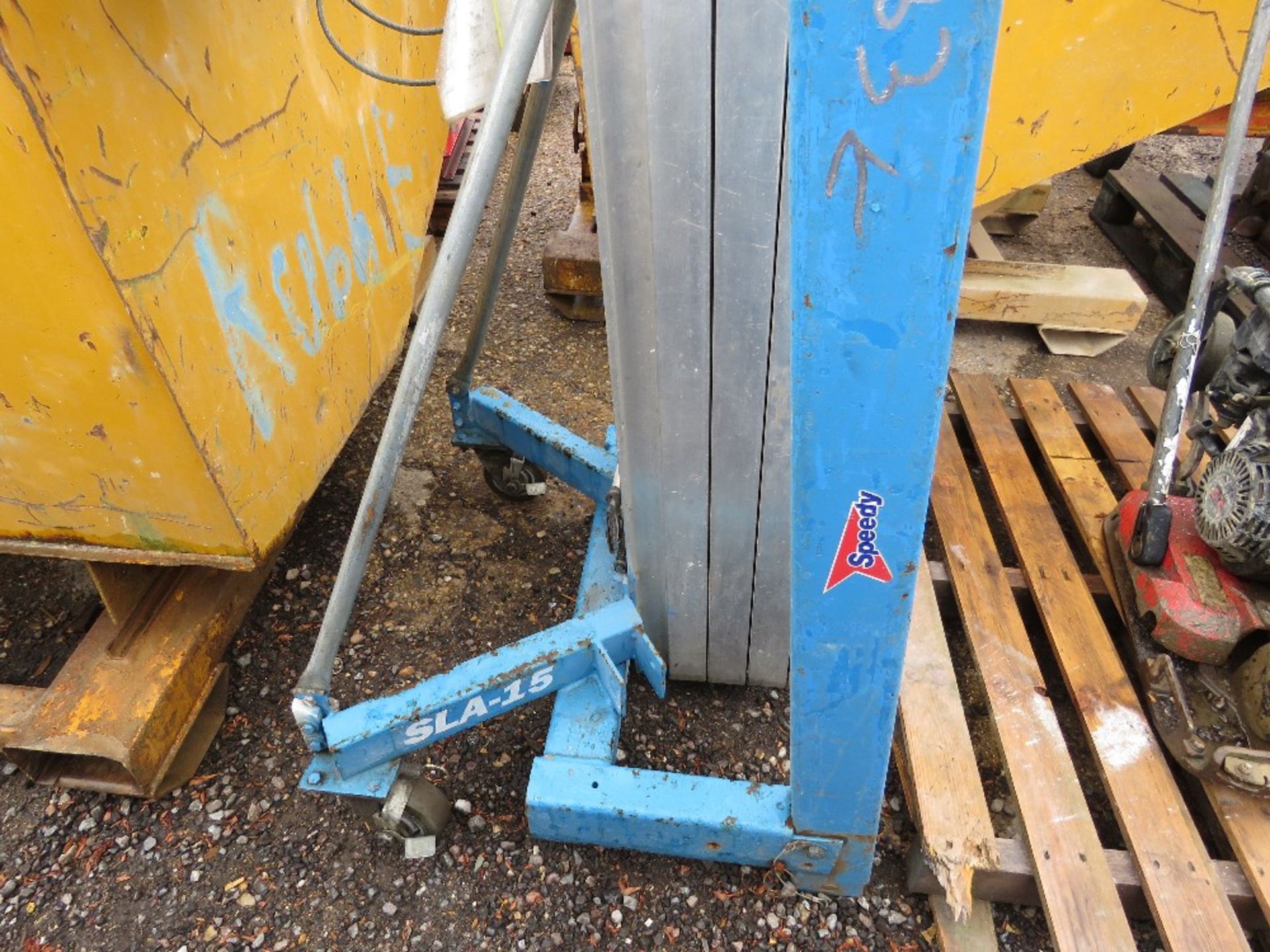 GENIE 3 SECTION MATERIAL HOIST, NO FORKS. - Image 3 of 6