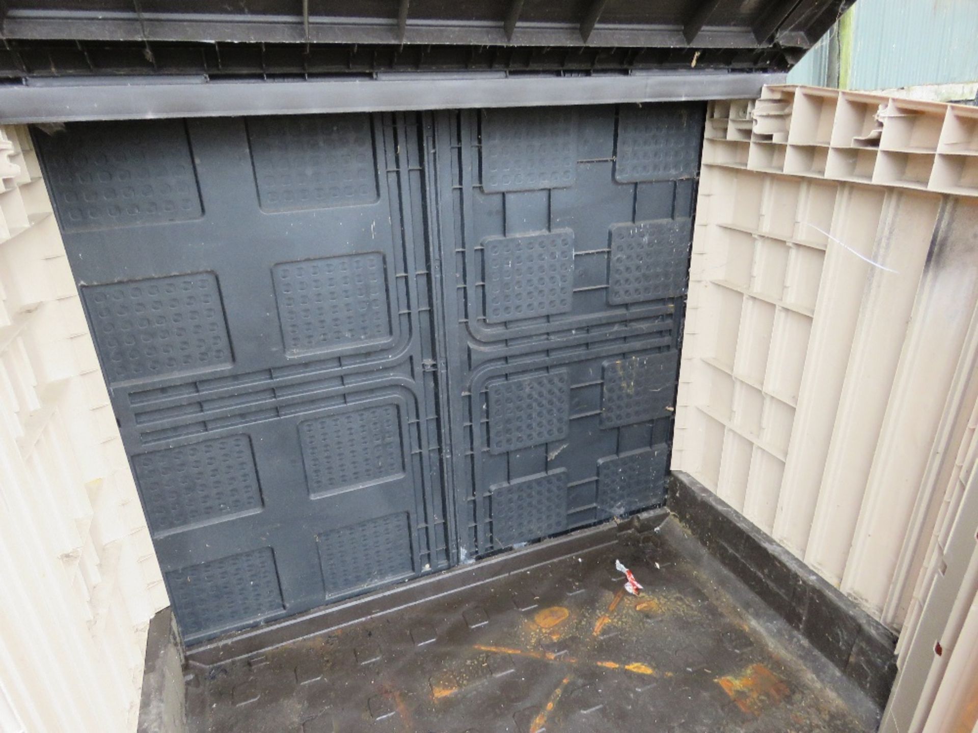 PLASTIC BIN STORE/GARDEN SHED: 1.2M WIDTH X 1M HEIGHT X 0.6M DEPTH APPROX. THIS LOT IS SOLD UNDER - Image 7 of 7