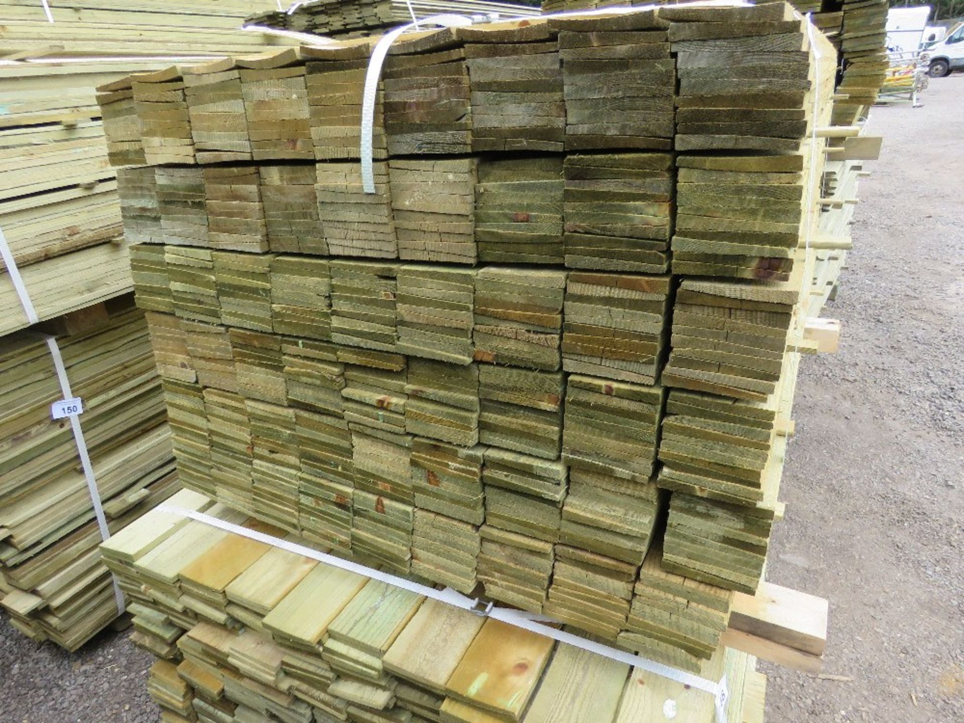 LARGE PACK OF PRESSURE TREATED FEATHER EDGE FENCE CLADDING TIMBER BOARDS. 1.35M LENGTH X 100MM WIDTH - Image 2 of 3