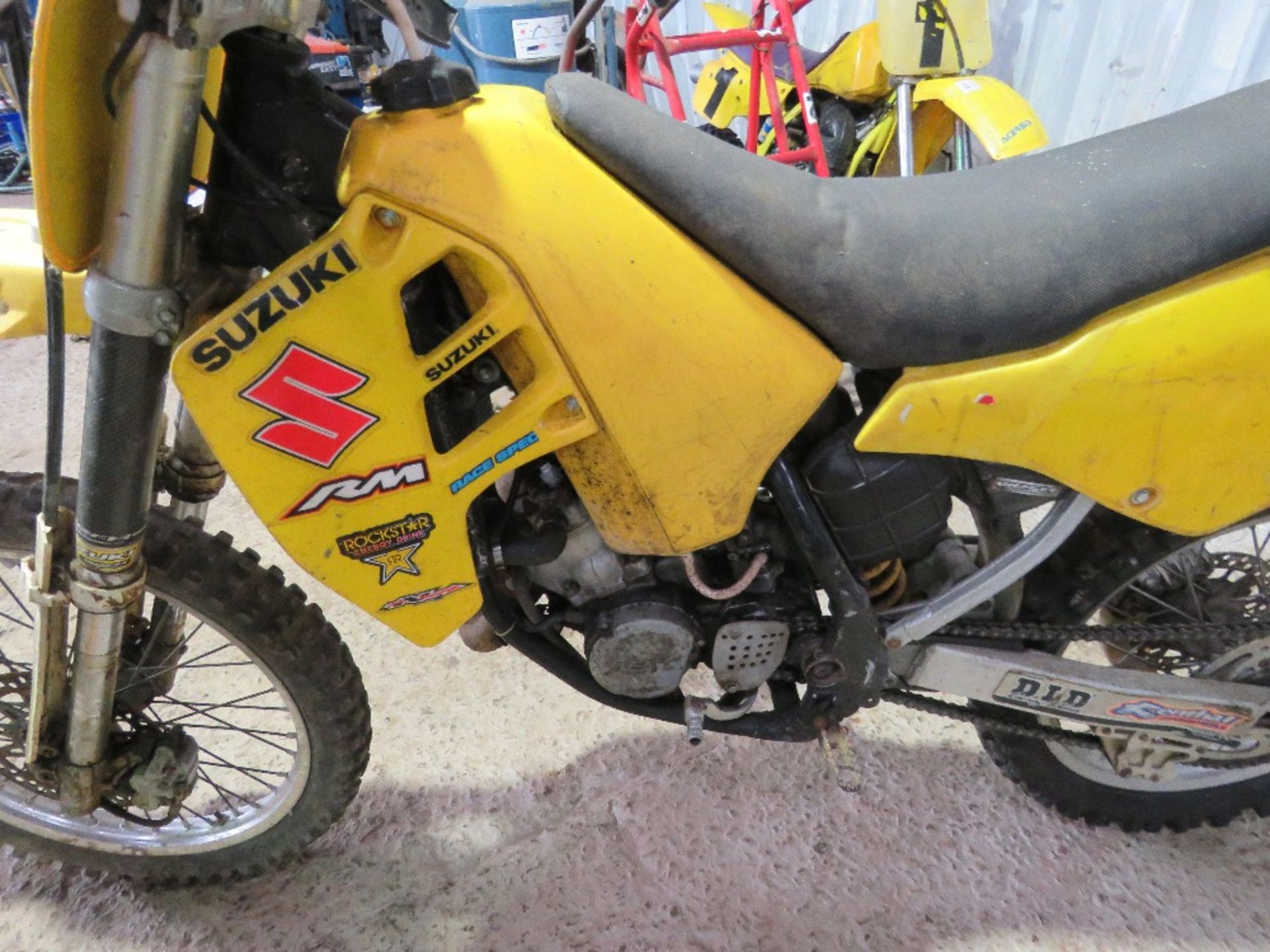 SUZUKI MOTOCROSS TRIALS MOTORBIKE. BEEN IN STORAGE AND UNUSED FOR OVER 5 YEARS. THIS LOT I - Image 6 of 9