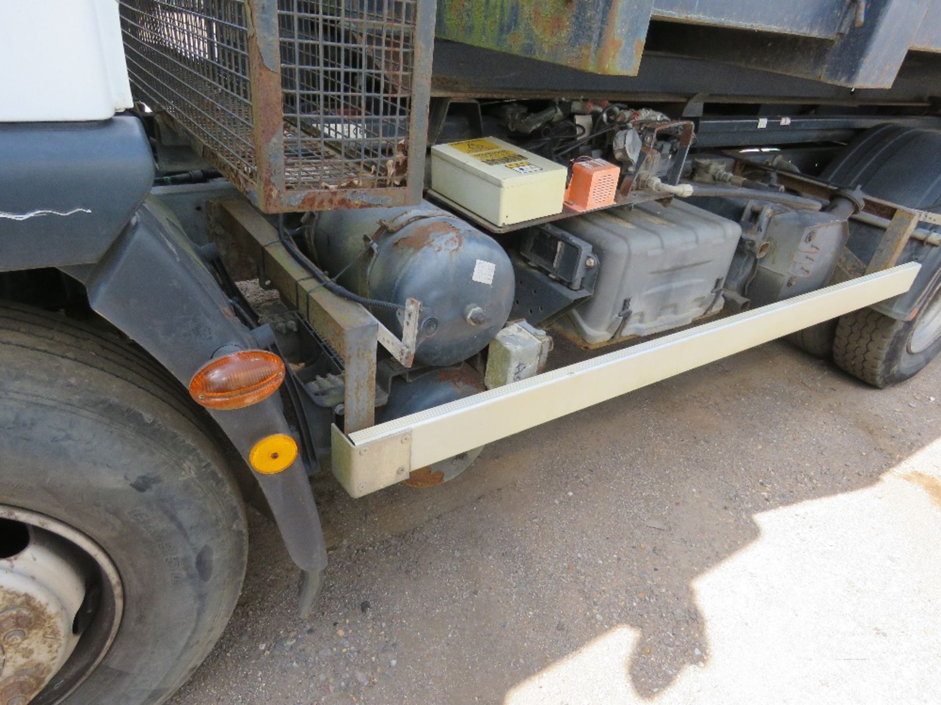 IVECO 100E18 EUROCARGO 10TONNE RATED HOOK LOADER SKIP LORRY WITH PALFINGER PALIFT HL5 EQUIPMENT REG: - Image 5 of 34