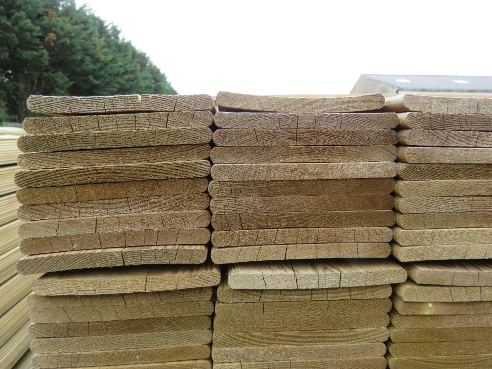 LARGE PACK OF PRESSURE TREATED HIT AND MISS FENCE CLADDING TIMBER BOARDS. 1.44M LENGTH X 100MM WIDTH - Image 3 of 3