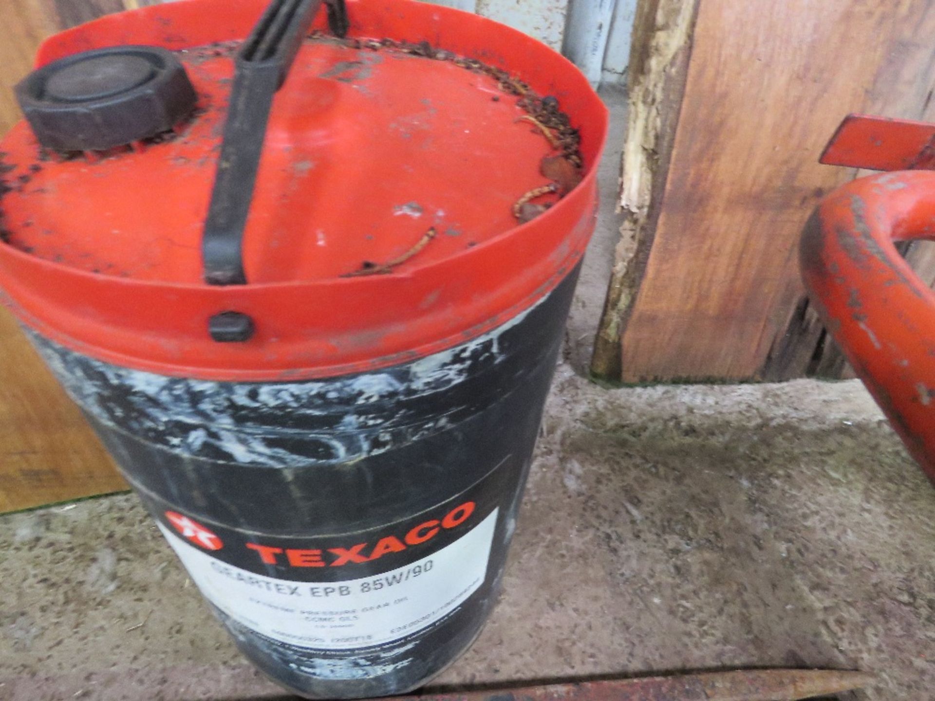 3 X BALE SPIKES PLUS A PART DRUM OF GEARTEX OIL. THIS LOT IS SOLD UNDER THE AUCTIONEERS MARGIN SC - Image 4 of 5