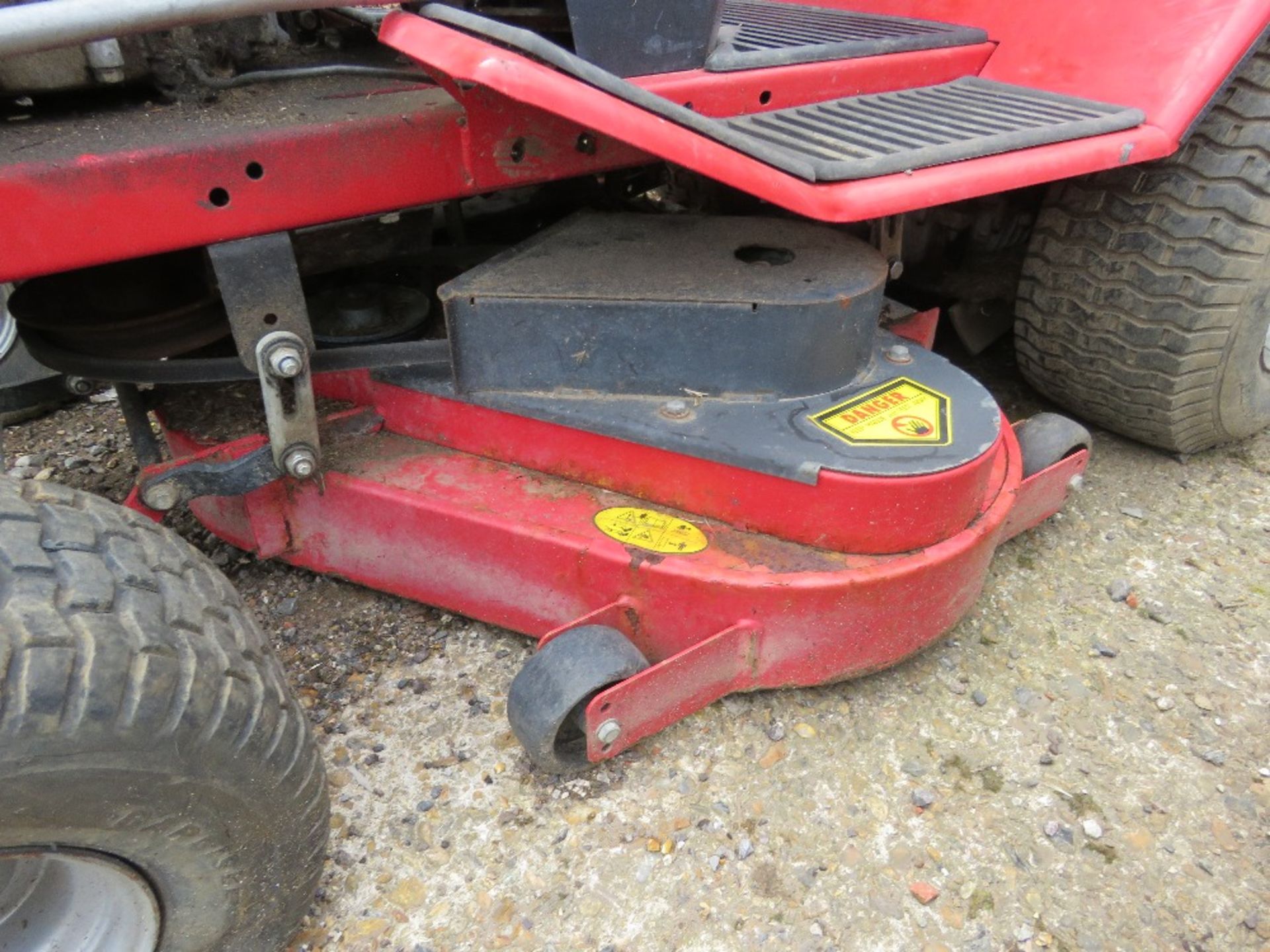 WESTWOOD S1300 RIDE ON MOWER WITH COLLECTOR. WHEN TESTED WAS SEEN TO RUN BUT DRIVE NO ENGAGING?? - Image 10 of 10