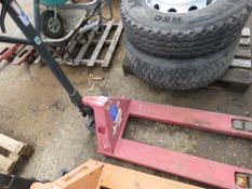 HYDRAULIC PALLET TRUCK. THIS LOT IS SOLD UNDER THE AUCTIONEERS MARGIN SCHEME, THEREFORE NO VAT WILL