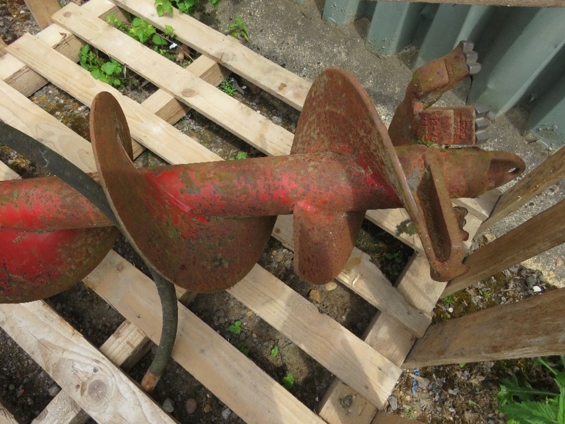 EXCAVATOR MOUNTED HYDRAULIC POST HOLE BORER ON 45MM PINS. 270MM DIAMETER AUGER APPROX. THIS LOT I - Image 3 of 9