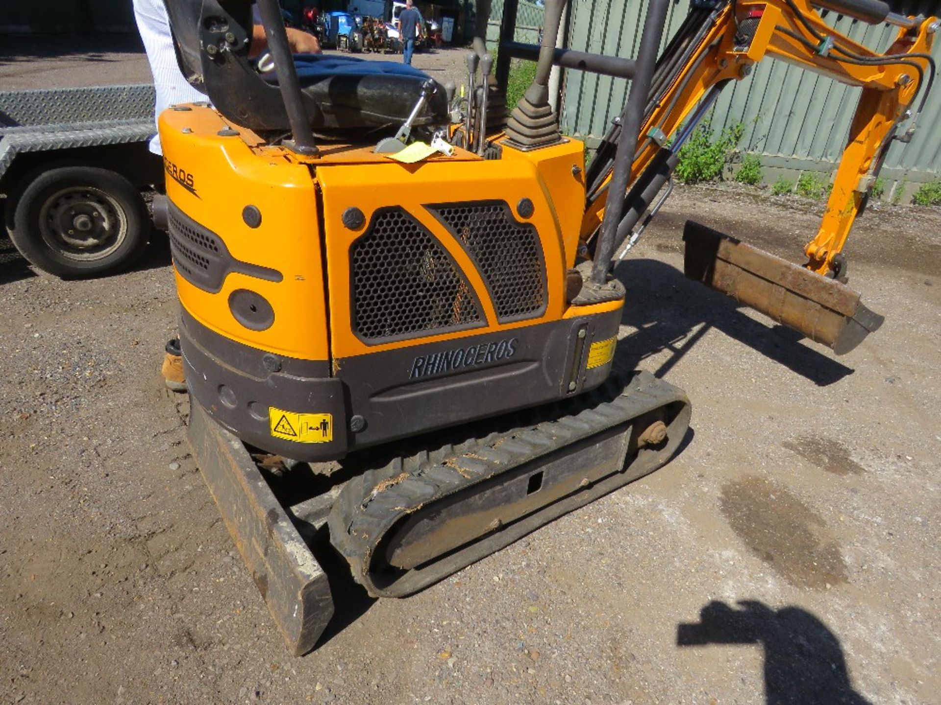 RHINOCEROS XN08 MINI EXCAVATOR WITH TRAILER PLUS COMPREHENSIVE RANGE OF TOOLS: 4NO BUCKETS, GRAPPLE, - Image 14 of 30