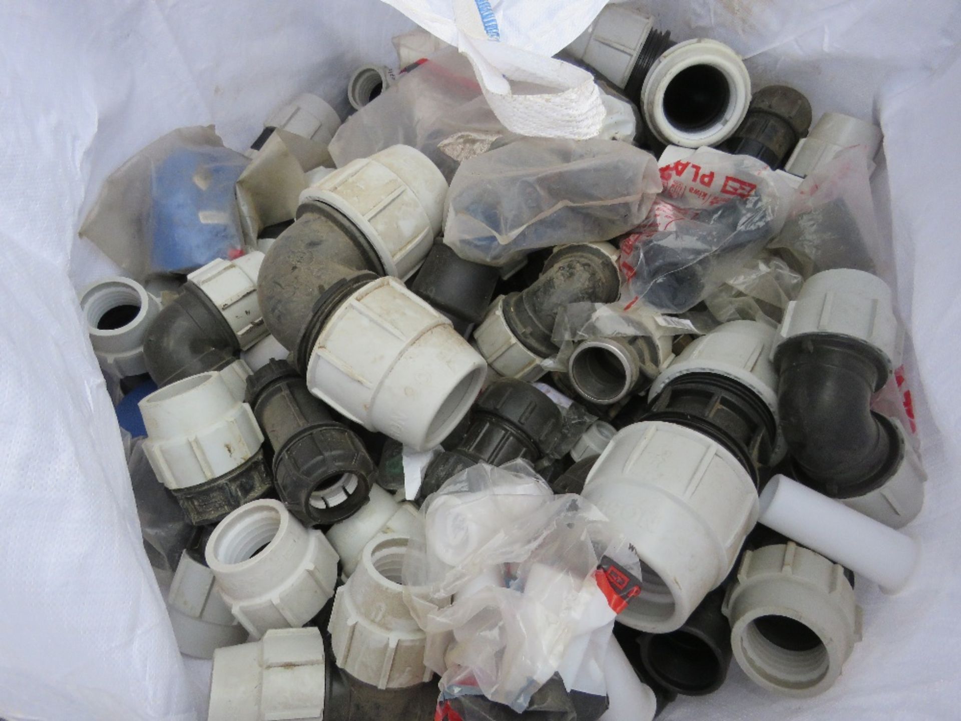 BULK BAG CONTAINING PLASTIC PIPE FITTINGS. THIS LOT IS SOLD UNDER THE AUCTIONEERS MARGIN SCHEME, - Image 4 of 4