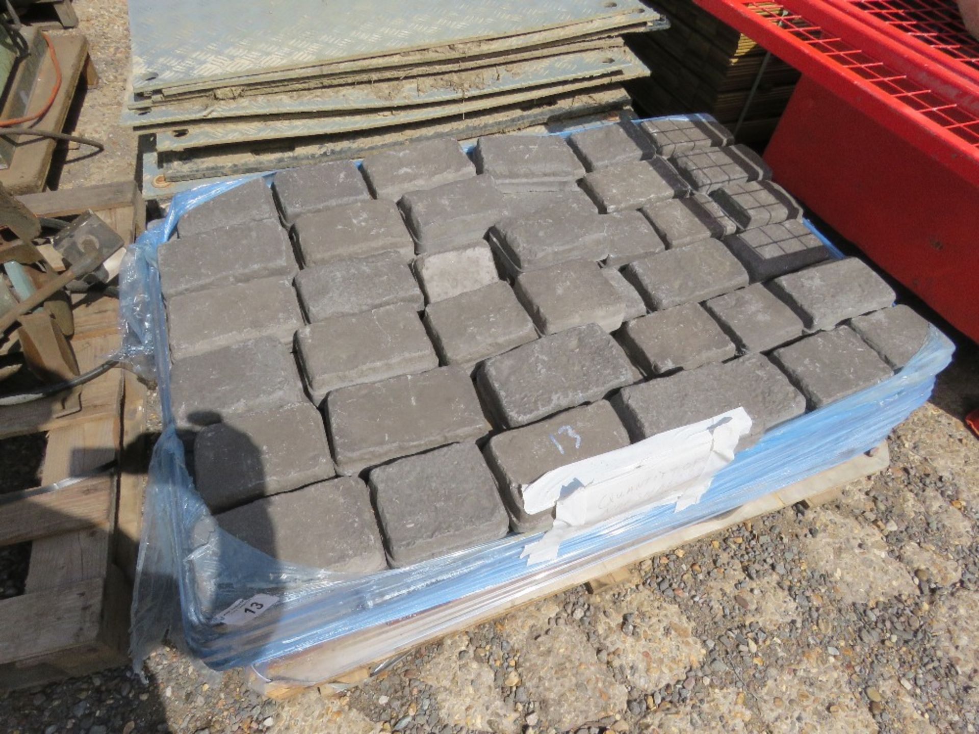 PALLET OF MARSHALLS DECORATIVE COBBLE EFFECT BLOCK PAVERS. THIS LOT IS SOLD UNDER THE AUCTIONEERS