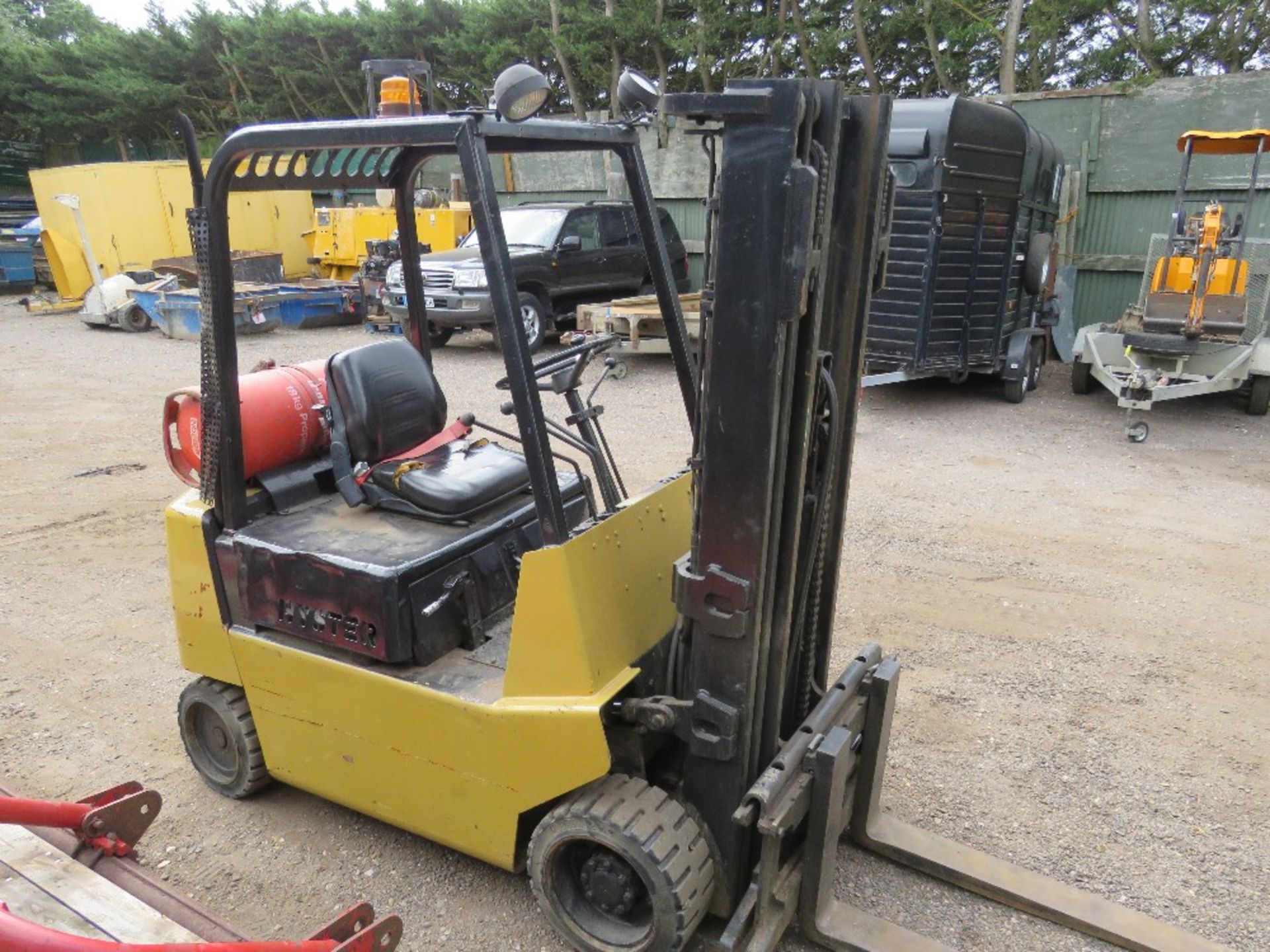 HYSTER GAS 2.5TONNE FORKLIFT TRUCK MODEL S2.50XL WITH CONTAINER SPEC MAST. WHEN TESTED WAS SEEN TO D - Image 4 of 13