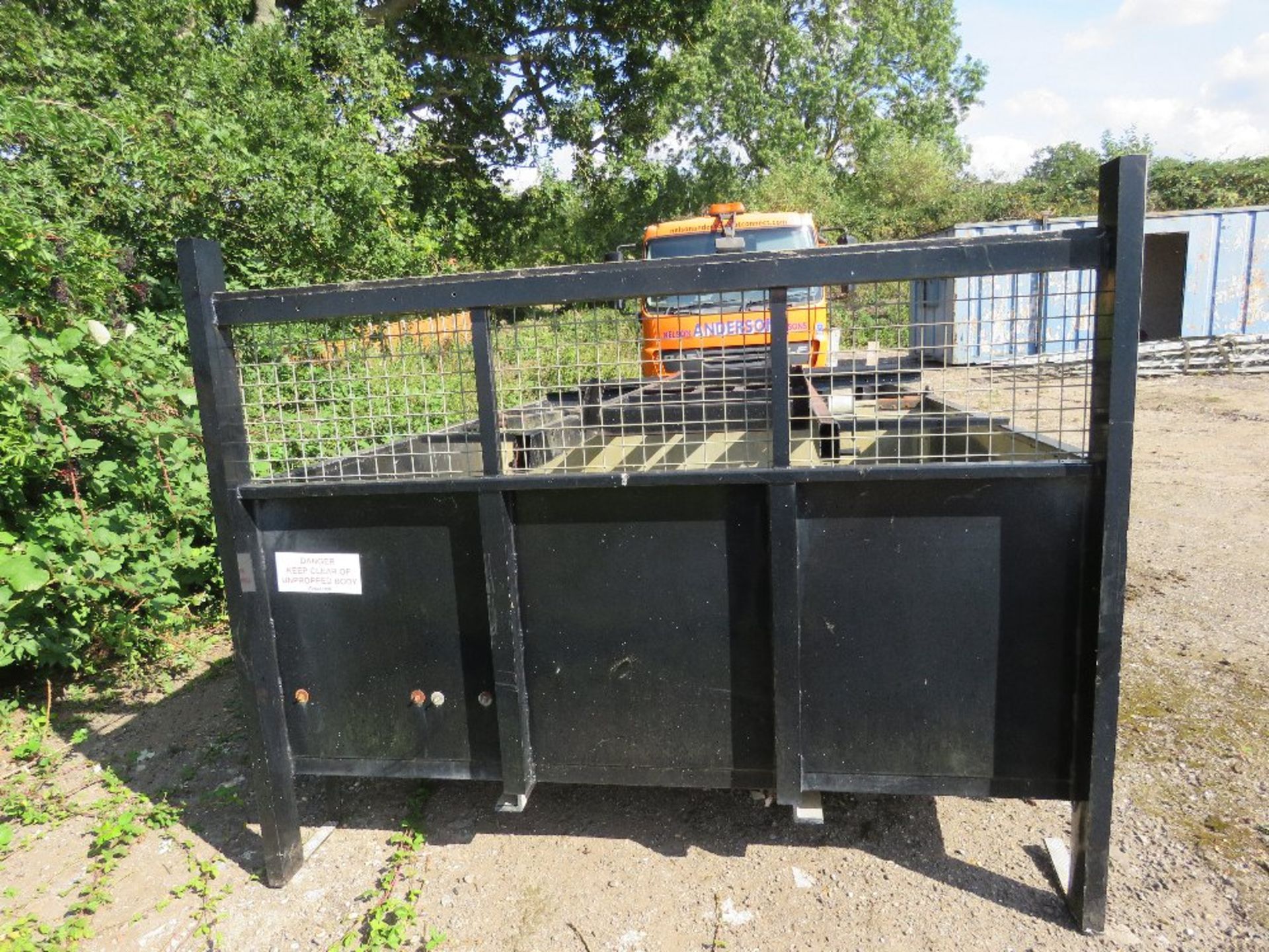 TIPMASTER ALLOY LORRY TIPPING BODY WITH RAM AND MOUNTING FRAME. 14FT LENGTH APPROX WITH CENTRAL DIVI - Image 6 of 10