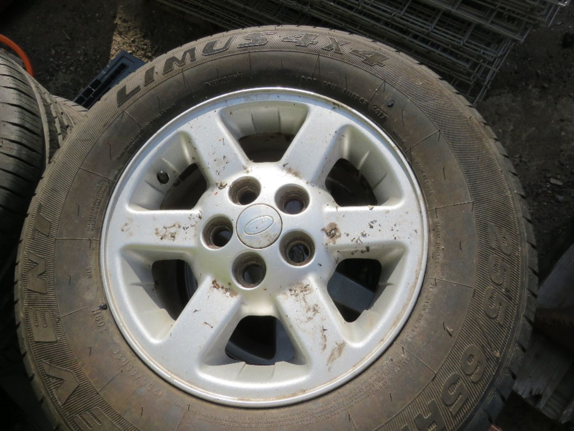 4 X LANDROVER 255-65R16 ALLOY WHEELS AND TYRES PLUS 2 OTHER 16" TYRES. THIS LOT IS SOLD UNDER THE - Image 5 of 7