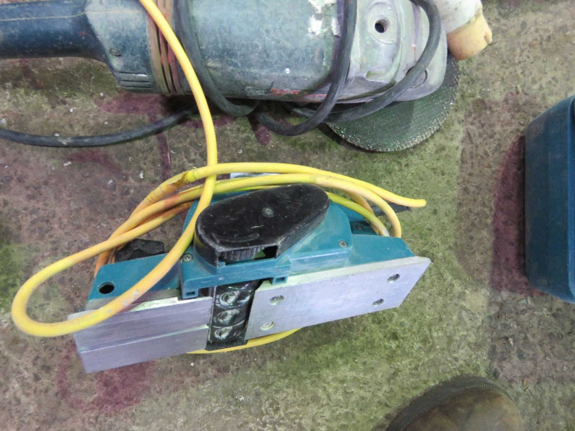 PLANER AND ANGLE GRINDER, 110VOLT POWERED. DIRECT FROM SITE CLEARANCE/CLOSURE. - Image 2 of 3