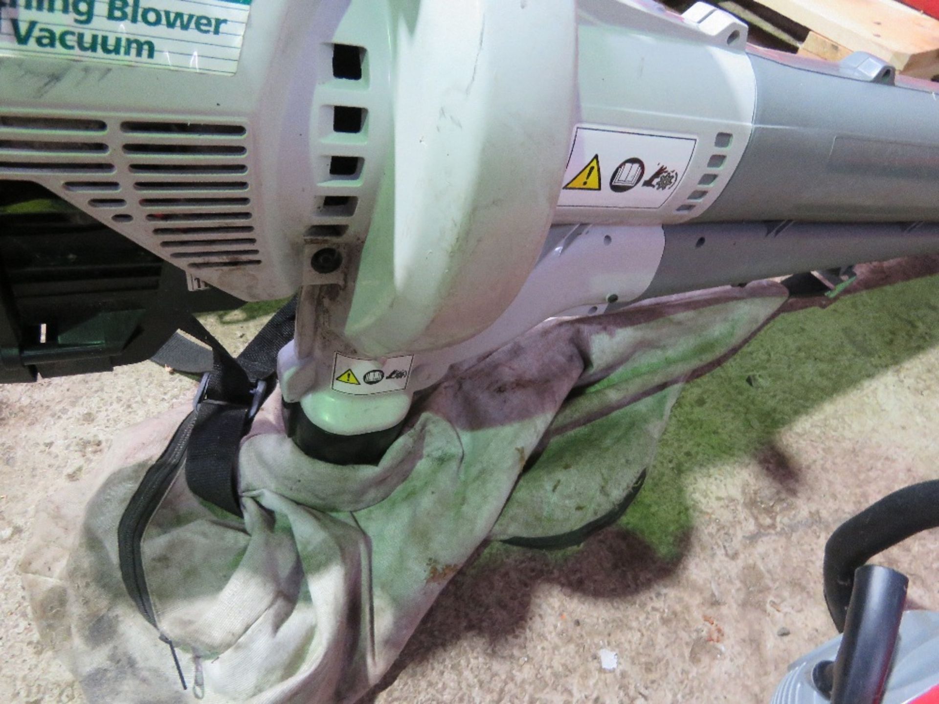RYOBI MULCHING GARDEN VACUUM. THIS LOT IS SOLD UNDER THE AUCTIONEERS MARGIN SCHEME, THEREFORE NO - Image 4 of 5
