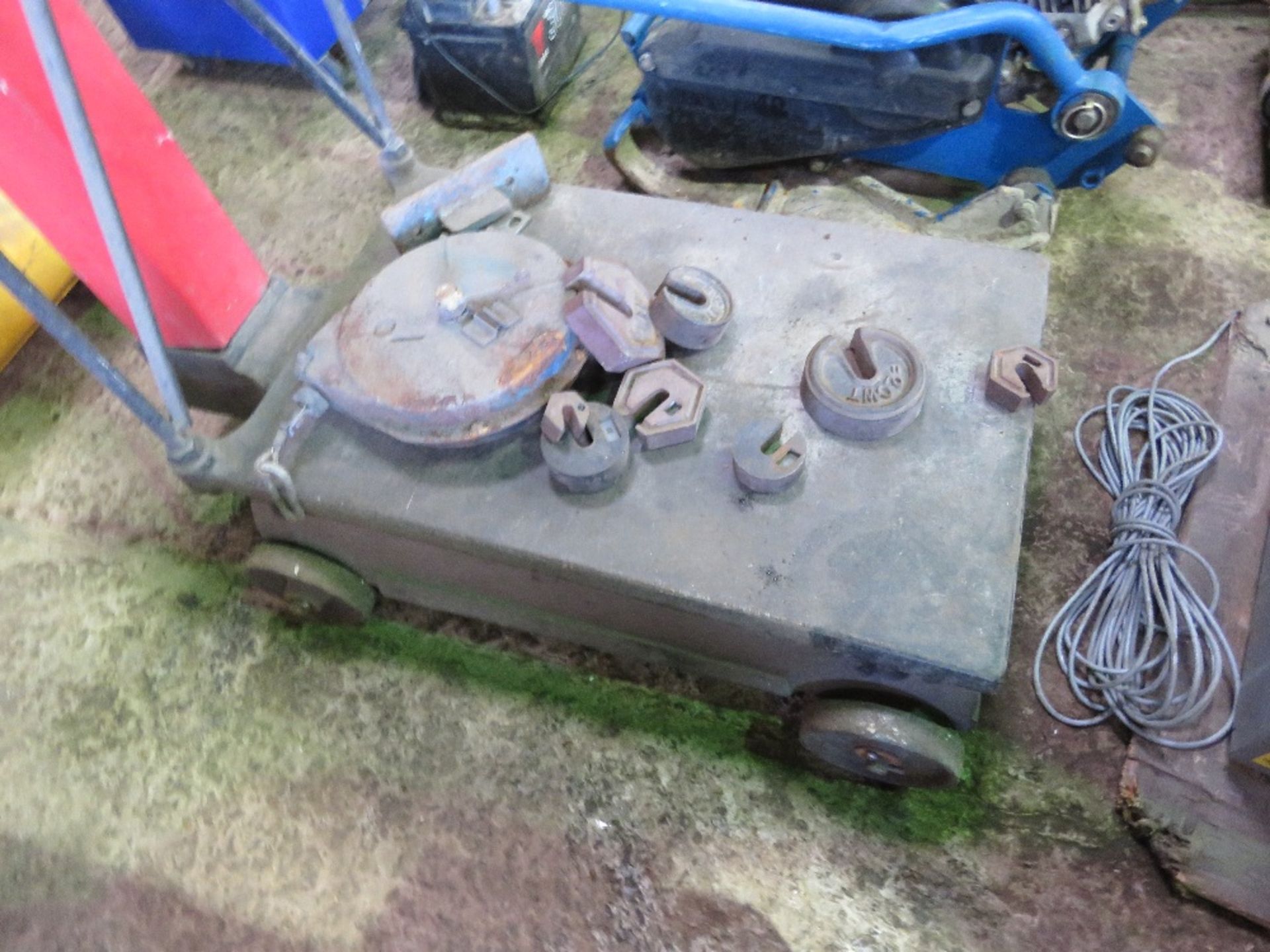 PLATFORM SCALES PLUS WEIGHTS. THIS LOT IS SOLD UNDER THE AUCTIONEERS MARGIN SCHEME, THEREFORE NO - Image 4 of 6