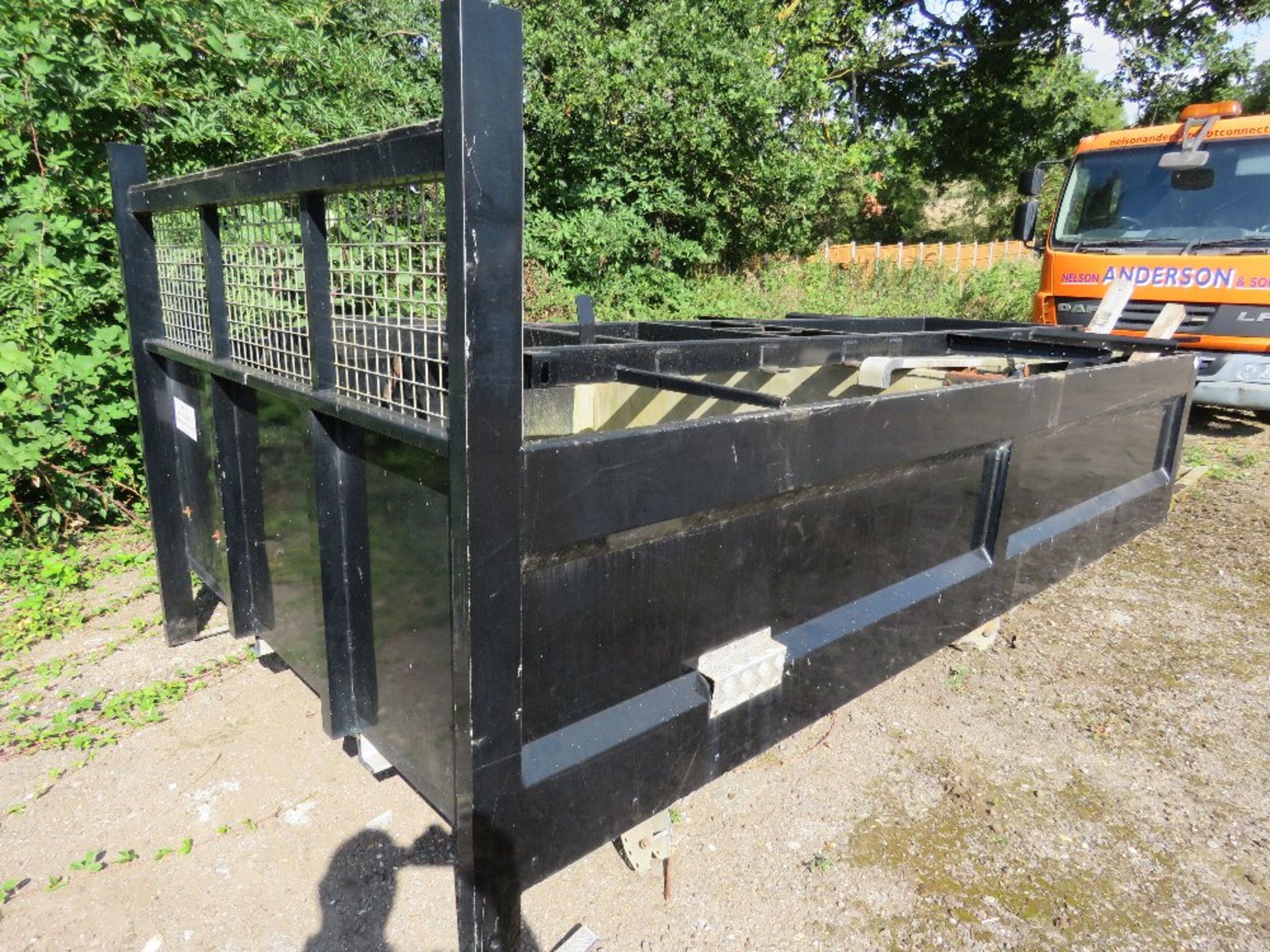 TIPMASTER ALLOY LORRY TIPPING BODY WITH RAM AND MOUNTING FRAME. 14FT LENGTH APPROX WITH CENTRAL DIVI
