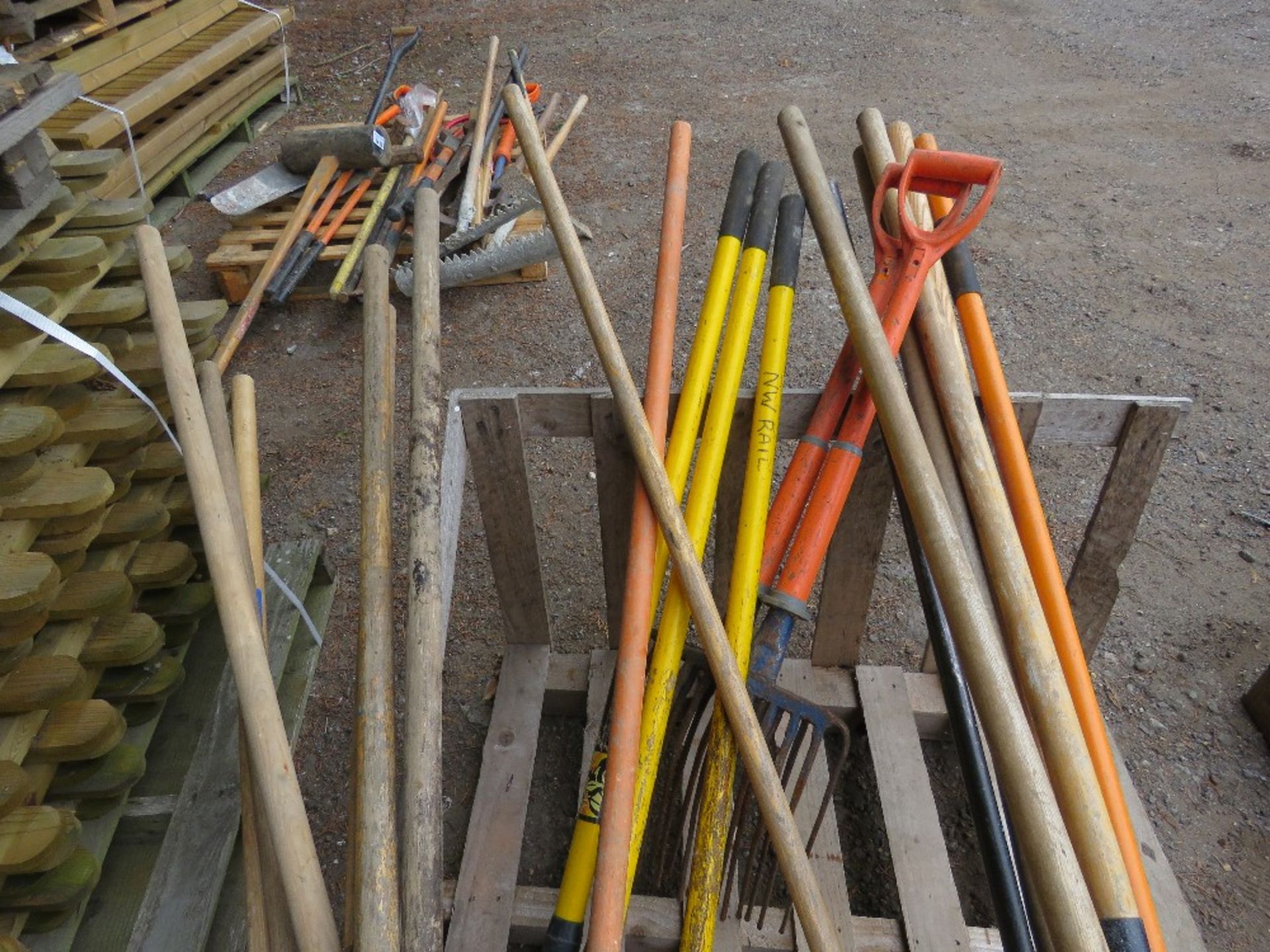 PALLET OF RAKES, SHOVELS ETC. - Image 4 of 4