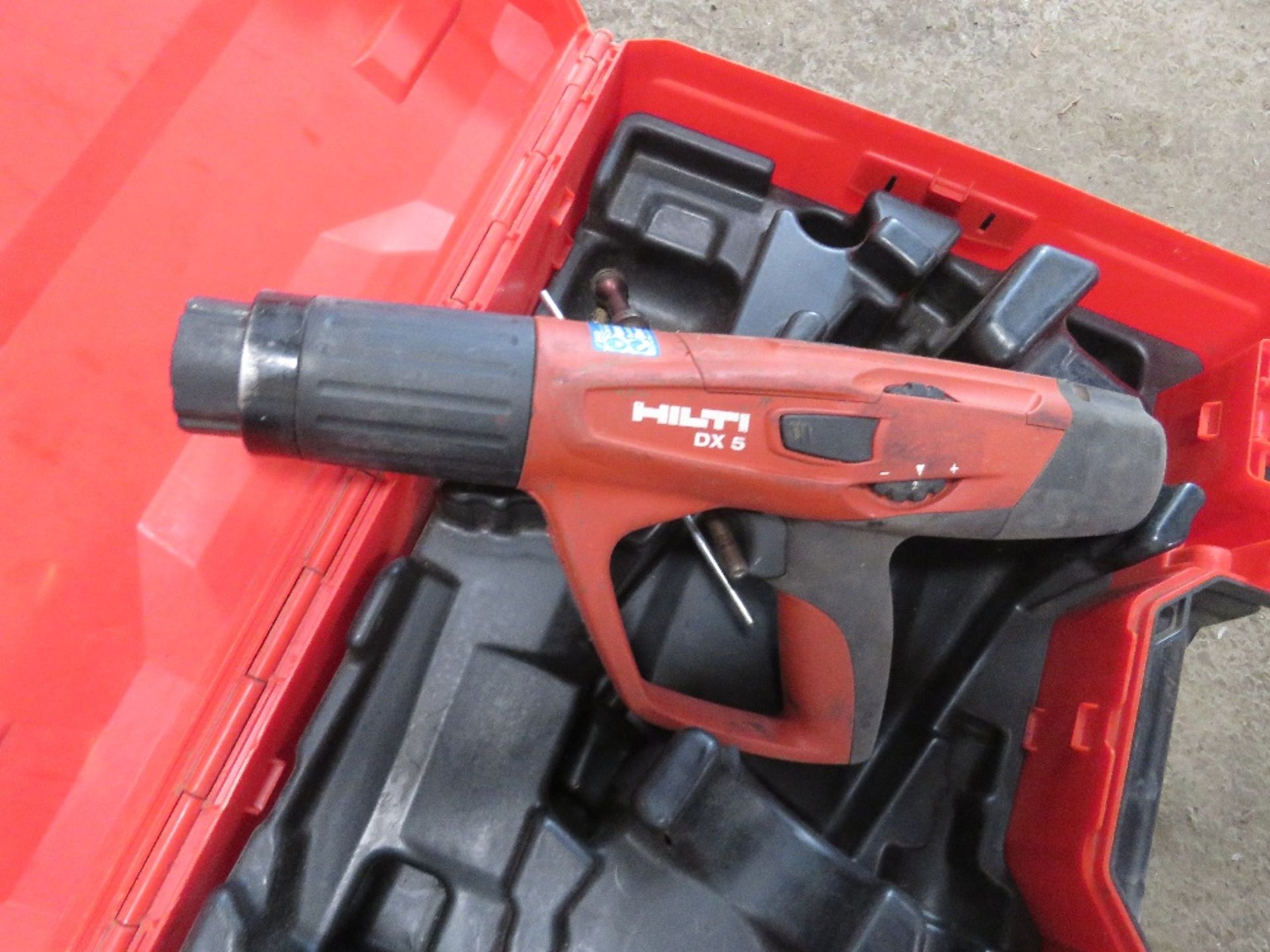 HILTI DX5-F8 NAIL GUN. - Image 2 of 2