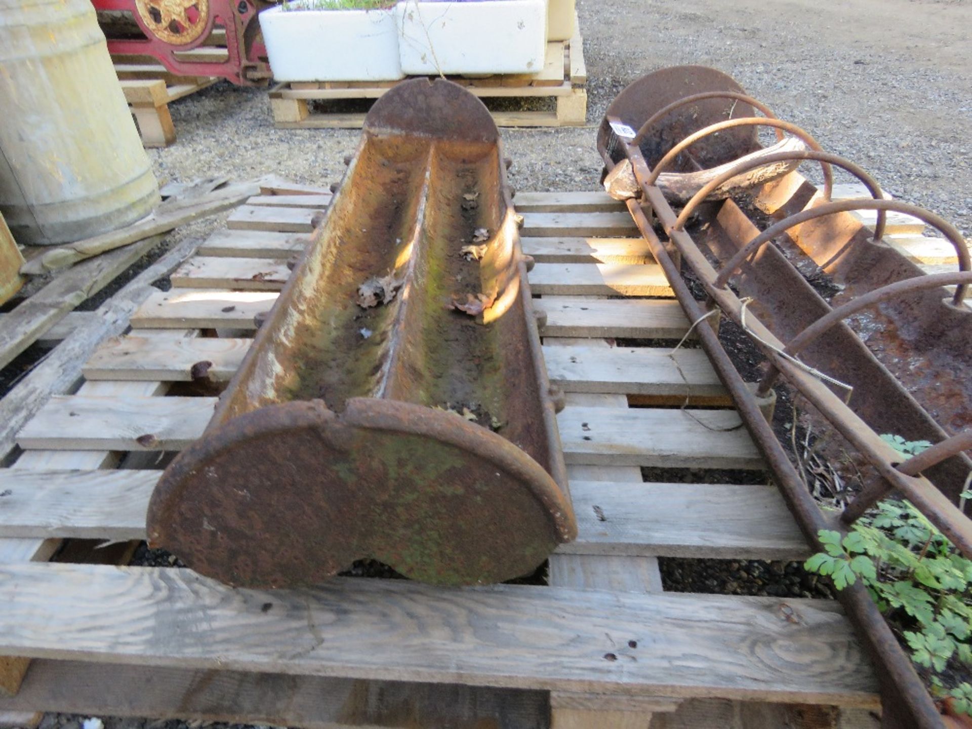 2 X CAST IRON FEED TROUGH PLANTERS. THIS LOT IS SOLD UNDER THE AUCTIONEERS MARGIN SCHEME, THEREFO - Image 3 of 5