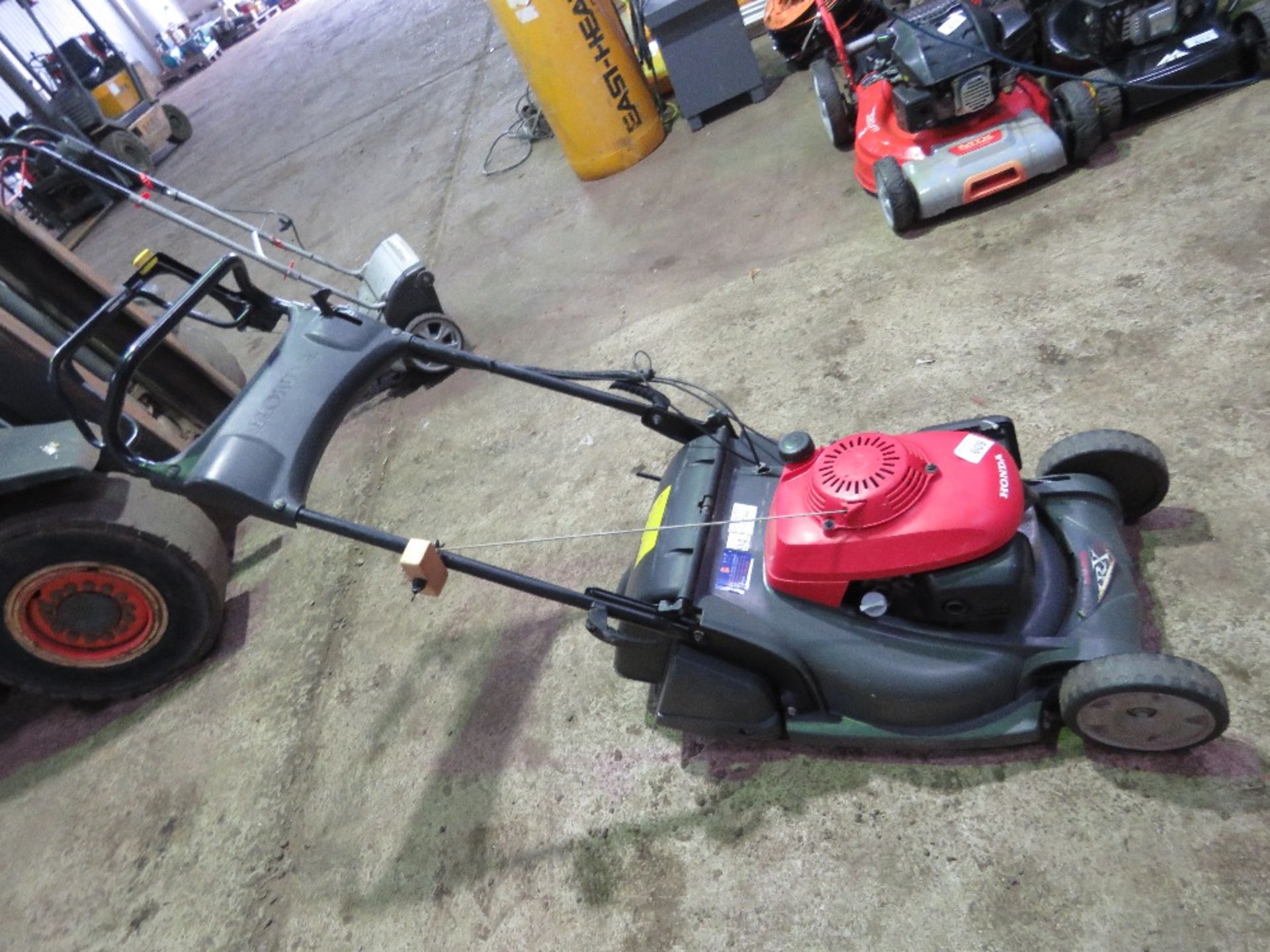 HONDA ROLLER MOWER, NO COLLECTOR. SEEN TO RUN AND DRIVE BUT MOWERS NOT ENGAGING..STOP NEEDS ATTENTIO - Image 2 of 3