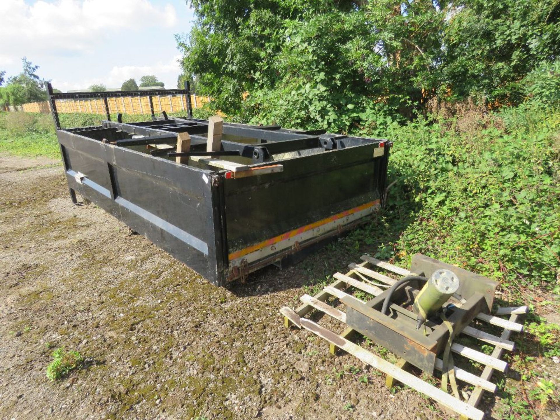 TIPMASTER ALLOY LORRY TIPPING BODY WITH RAM AND MOUNTING FRAME. 14FT LENGTH APPROX WITH CENTRAL DIVI - Image 10 of 10