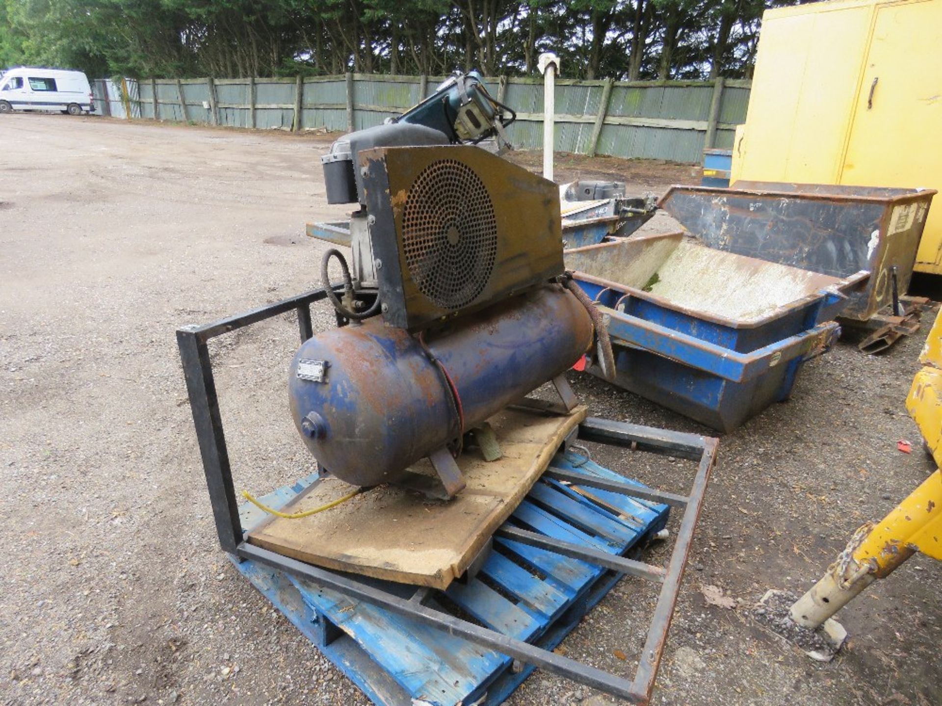 PSIBAR ROBIN ENGINED COMPRESSOR WITH VAN MOUNTING FRAME. SUITABLE FOR TYRE FITTER ETC. SEEN RUNNING