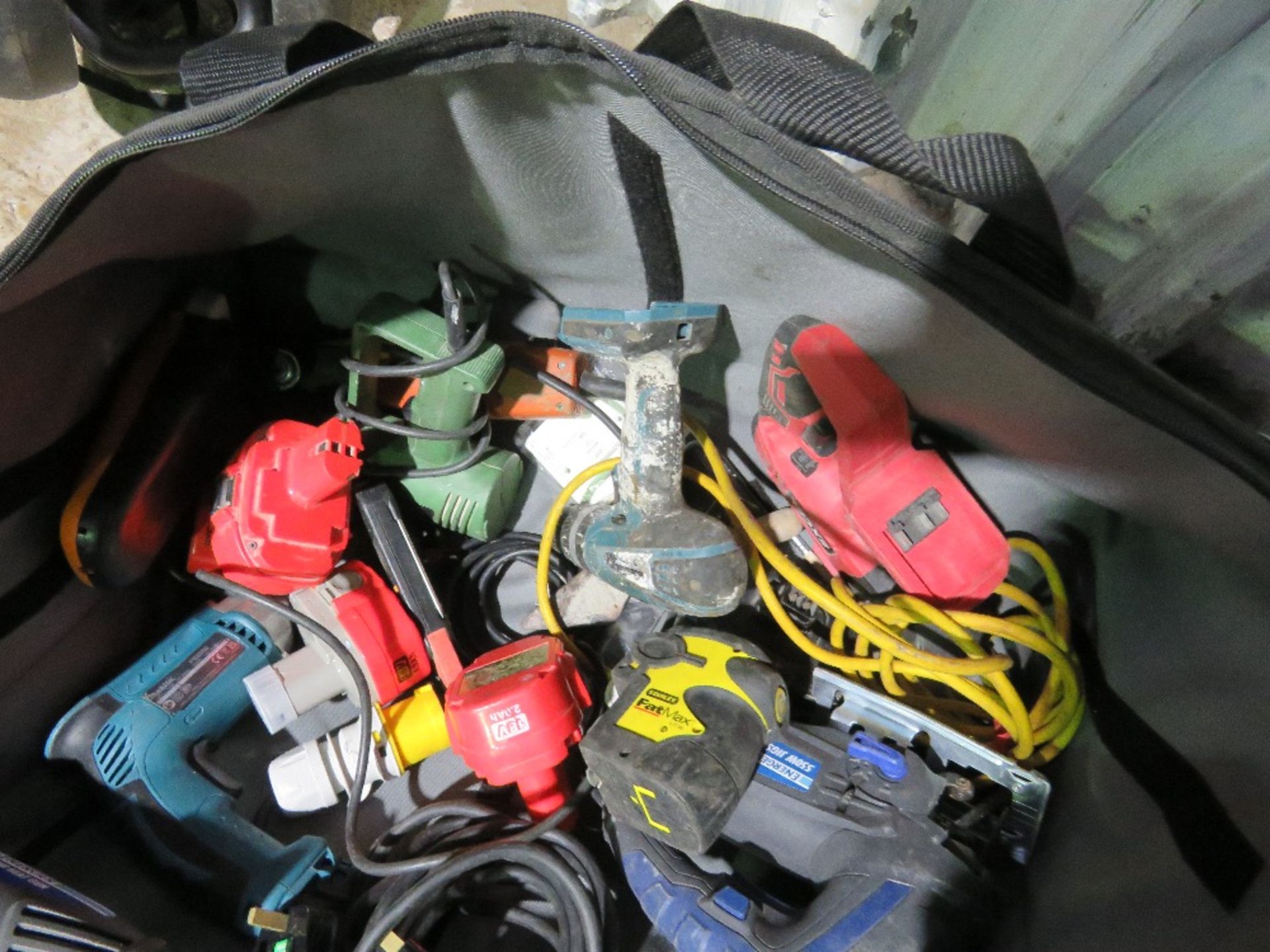 LARGE BAG OF ASSORTED POWER TOOLS. THIS LOT IS SOLD UNDER THE AUCTIONEERS MARGIN SCHEME, THEREFOR - Image 5 of 5