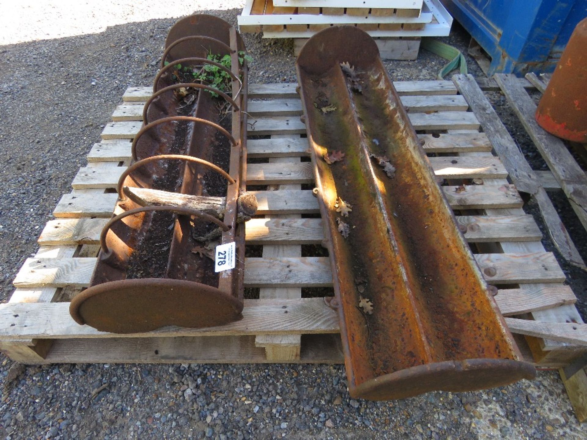 2 X CAST IRON FEED TROUGH PLANTERS. THIS LOT IS SOLD UNDER THE AUCTIONEERS MARGIN SCHEME, THEREFO - Image 5 of 5
