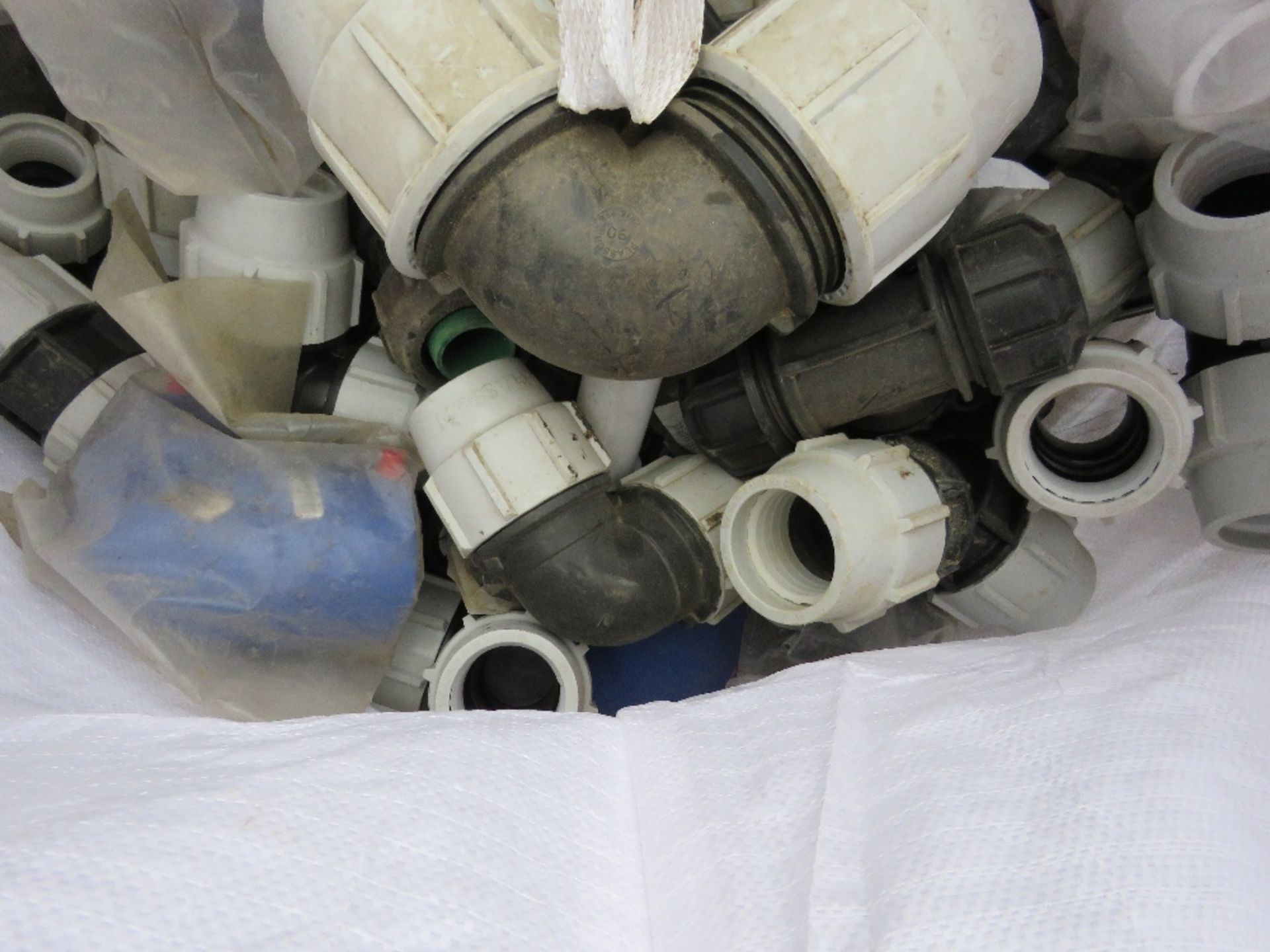 BULK BAG CONTAINING PLASTIC PIPE FITTINGS. THIS LOT IS SOLD UNDER THE AUCTIONEERS MARGIN SCHEME, - Image 2 of 4