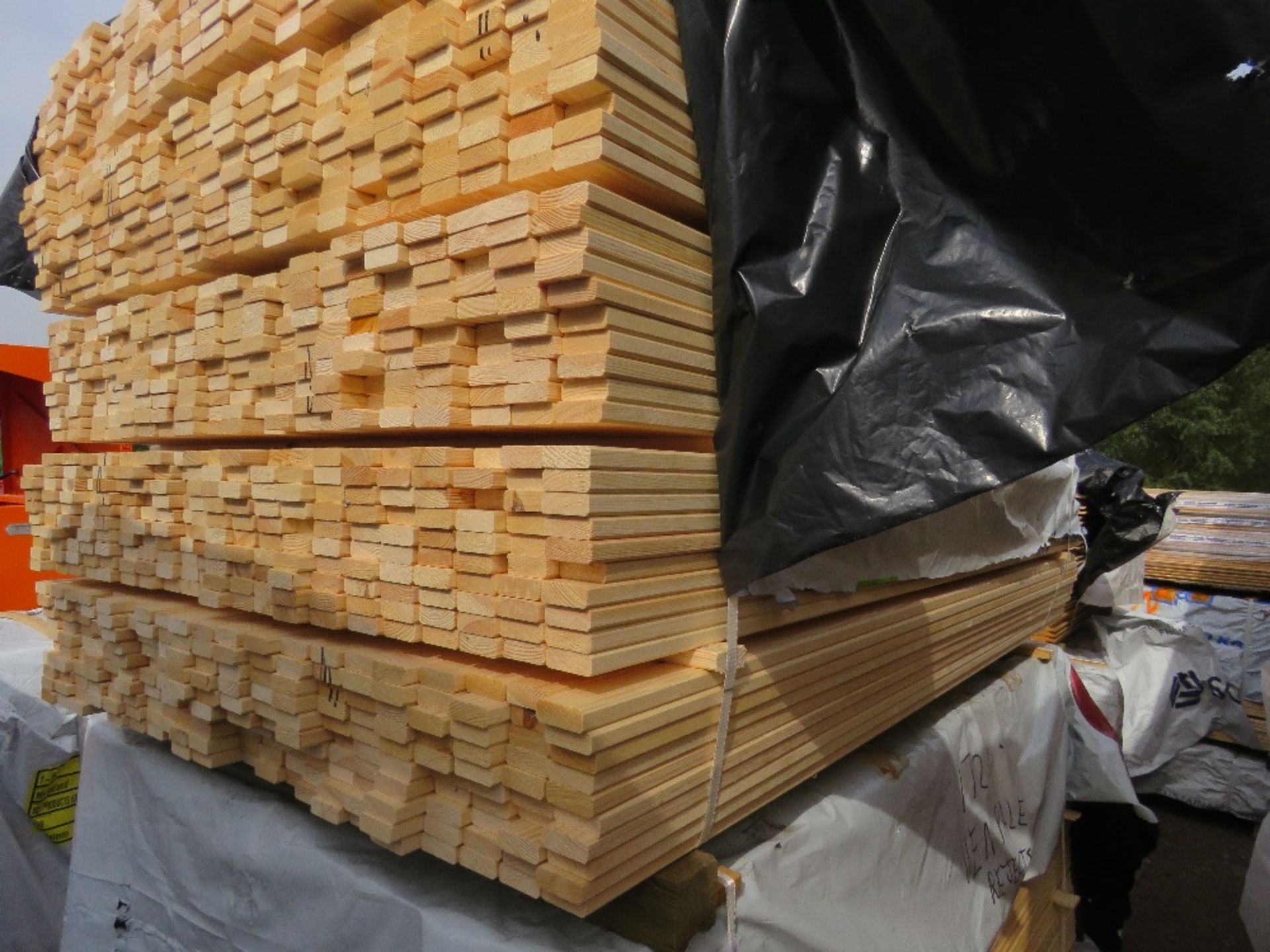 LARGE PACK OF UNTREATED VENETIAN PALE TIMBER CLADDING SLATS: 1.73M LENGTH X 45MM X 16MM APPROX.