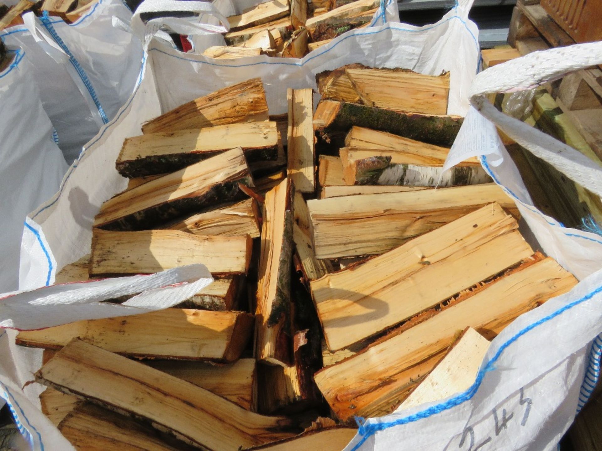 2 X BULK BAGS OF FIREWOOD LOGS, MAINLY SILVER BIRCH. THIS LOT IS SOLD UNDER THE AUCTIONEERS MARGI - Image 3 of 4