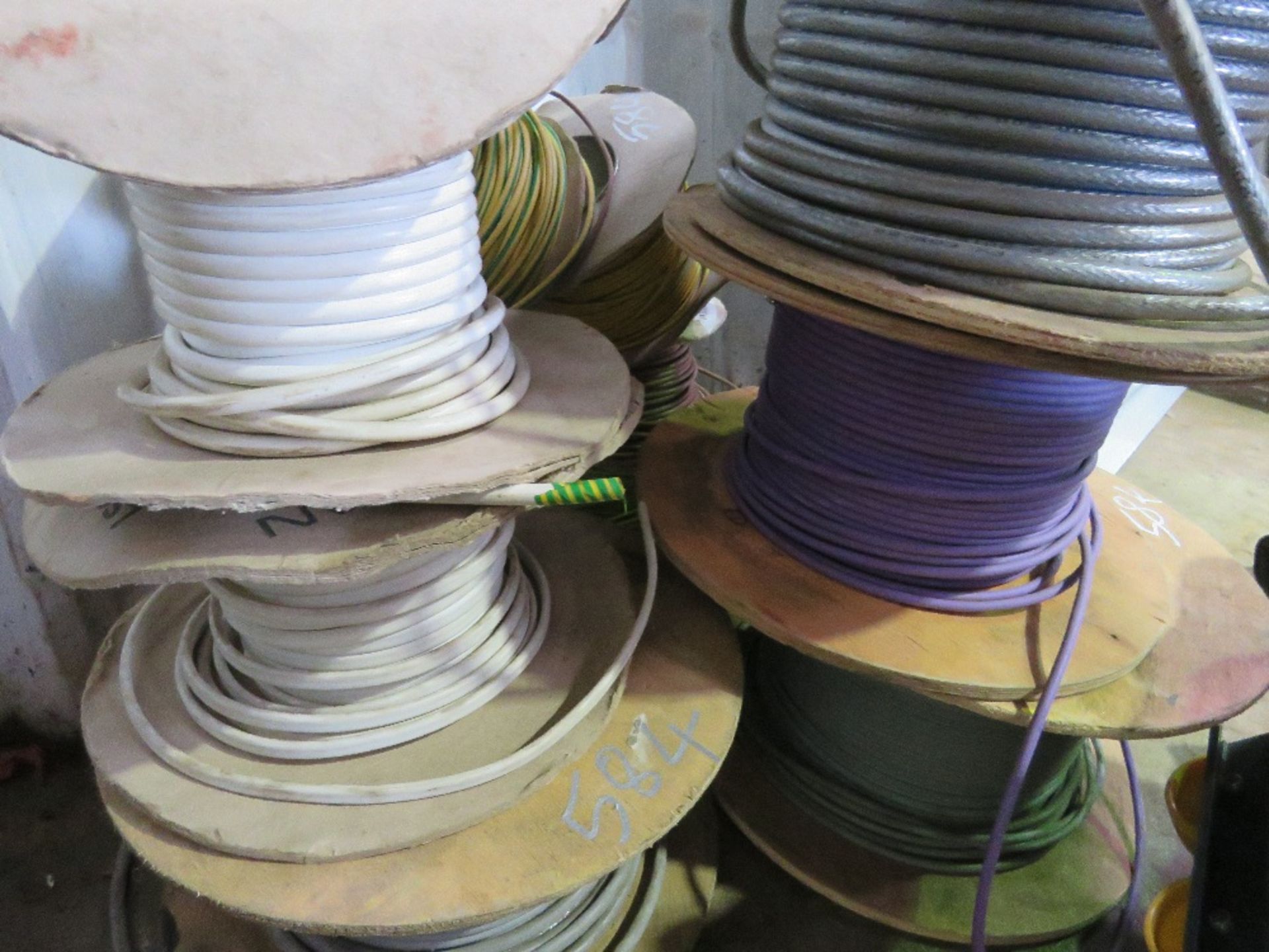 ASSORTED CABLES. THIS LOT IS SOLD UNDER THE AUCTIONEERS MARGIN SCHEME, THEREFORE NO VAT WILL BE C - Image 3 of 9