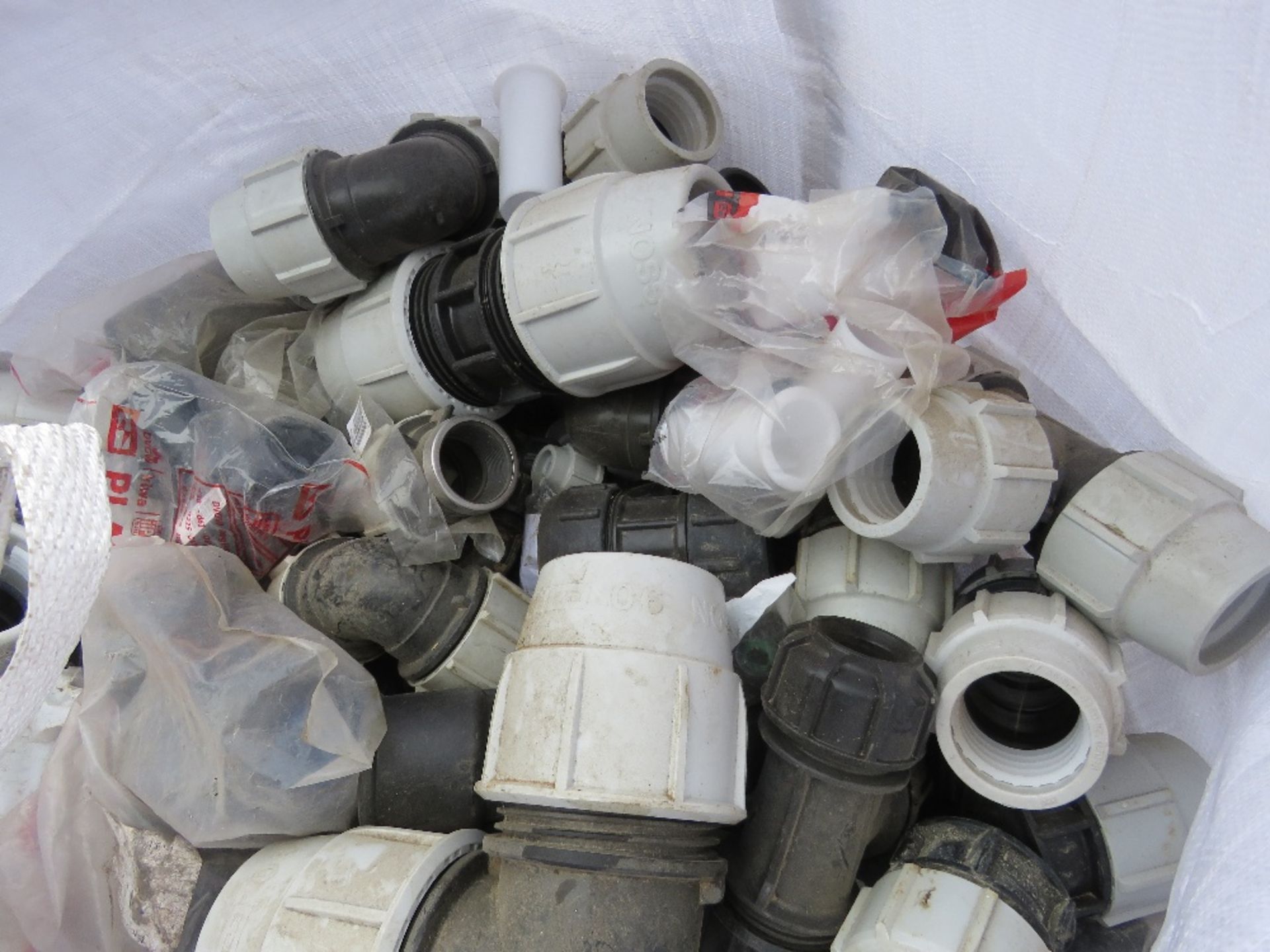 BULK BAG CONTAINING PLASTIC PIPE FITTINGS. THIS LOT IS SOLD UNDER THE AUCTIONEERS MARGIN SCHEME, - Image 3 of 4
