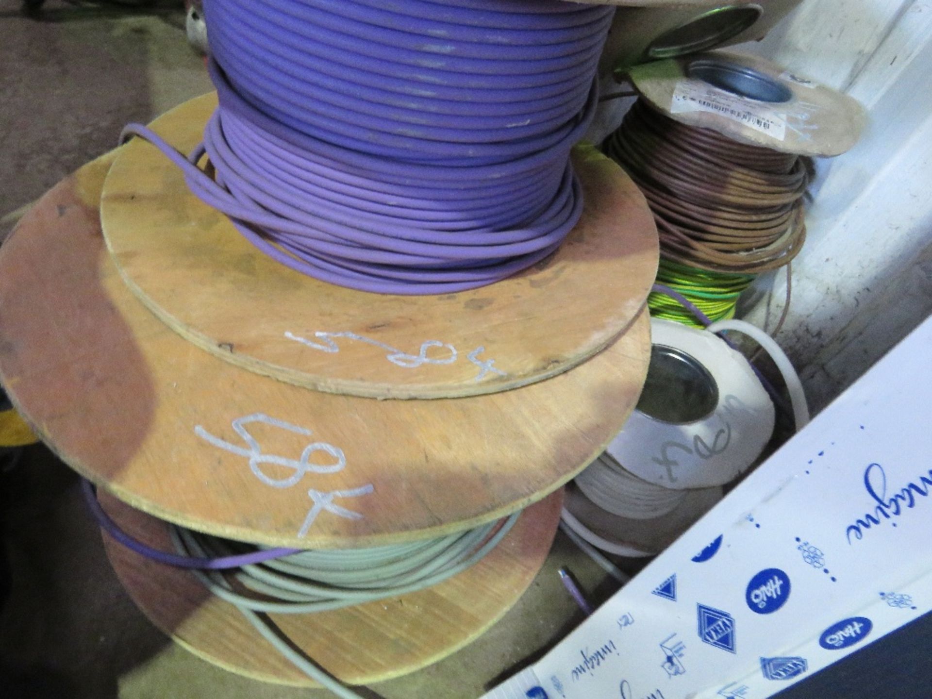 ASSORTED CABLES. THIS LOT IS SOLD UNDER THE AUCTIONEERS MARGIN SCHEME, THEREFORE NO VAT WILL BE C - Image 7 of 9