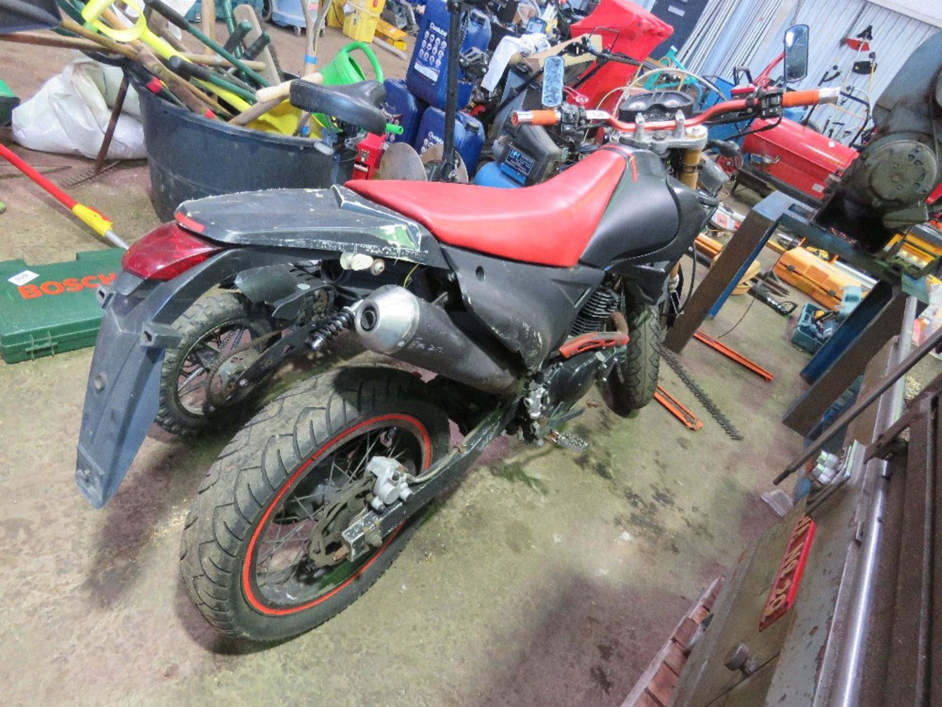 MOTORBIKE, NO KEYS, CONDITION UNKNOWN. THIS LOT IS SOLD UNDER THE AUCTIONEERS MARGIN SCHEME, THEREFO - Image 4 of 8