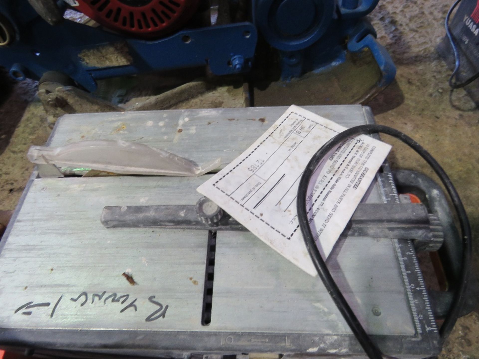 SMALL SIZED PORTABLE GENERATOR PLUS A TILE SAW. THIS LOT IS SOLD UNDER THE AUCTIONEERS MARGIN SCH - Image 5 of 6