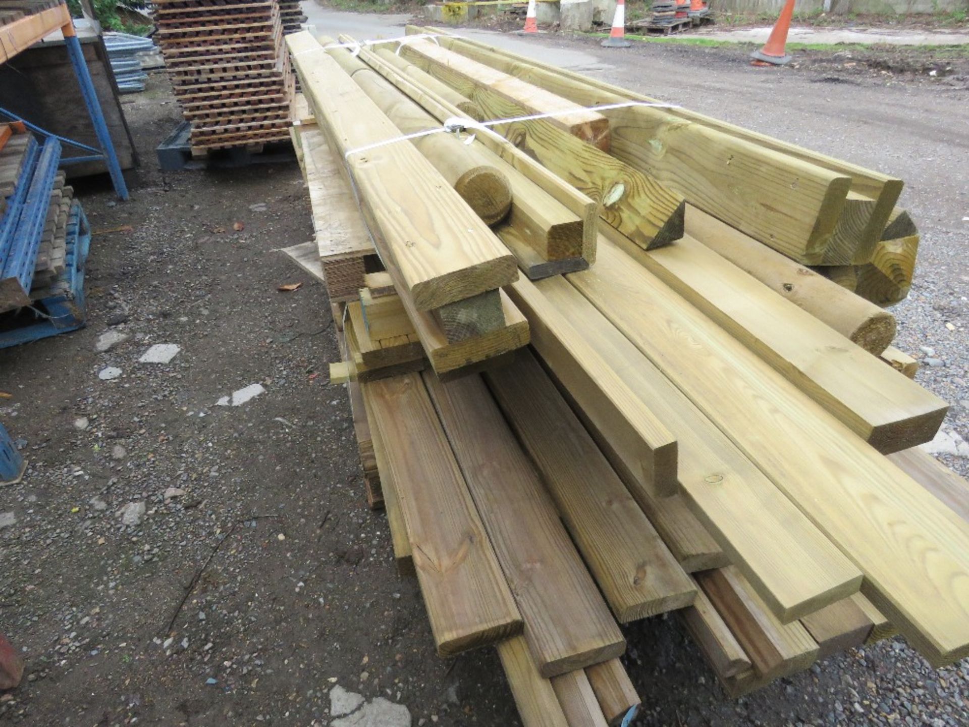 ASSORTED FENCING TIMBERS AND POSTS 4FT-13FT APPROX. - Image 7 of 7