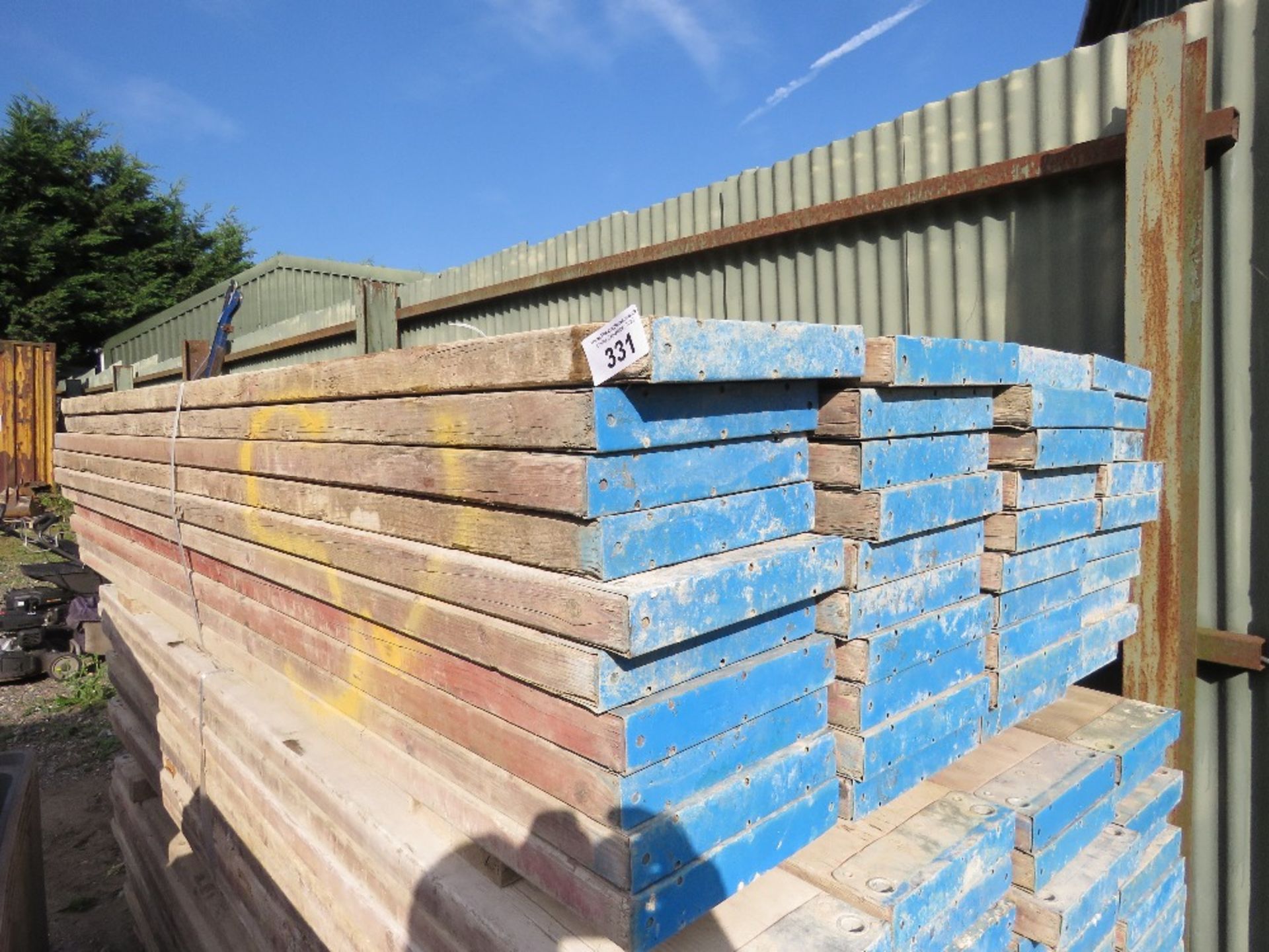 PACK OF 40NO METAL ENDED HEAVY DUTY SCAFFOLD BOARDS 29CM WIDTH X 2.5M LENGTH APPROX.