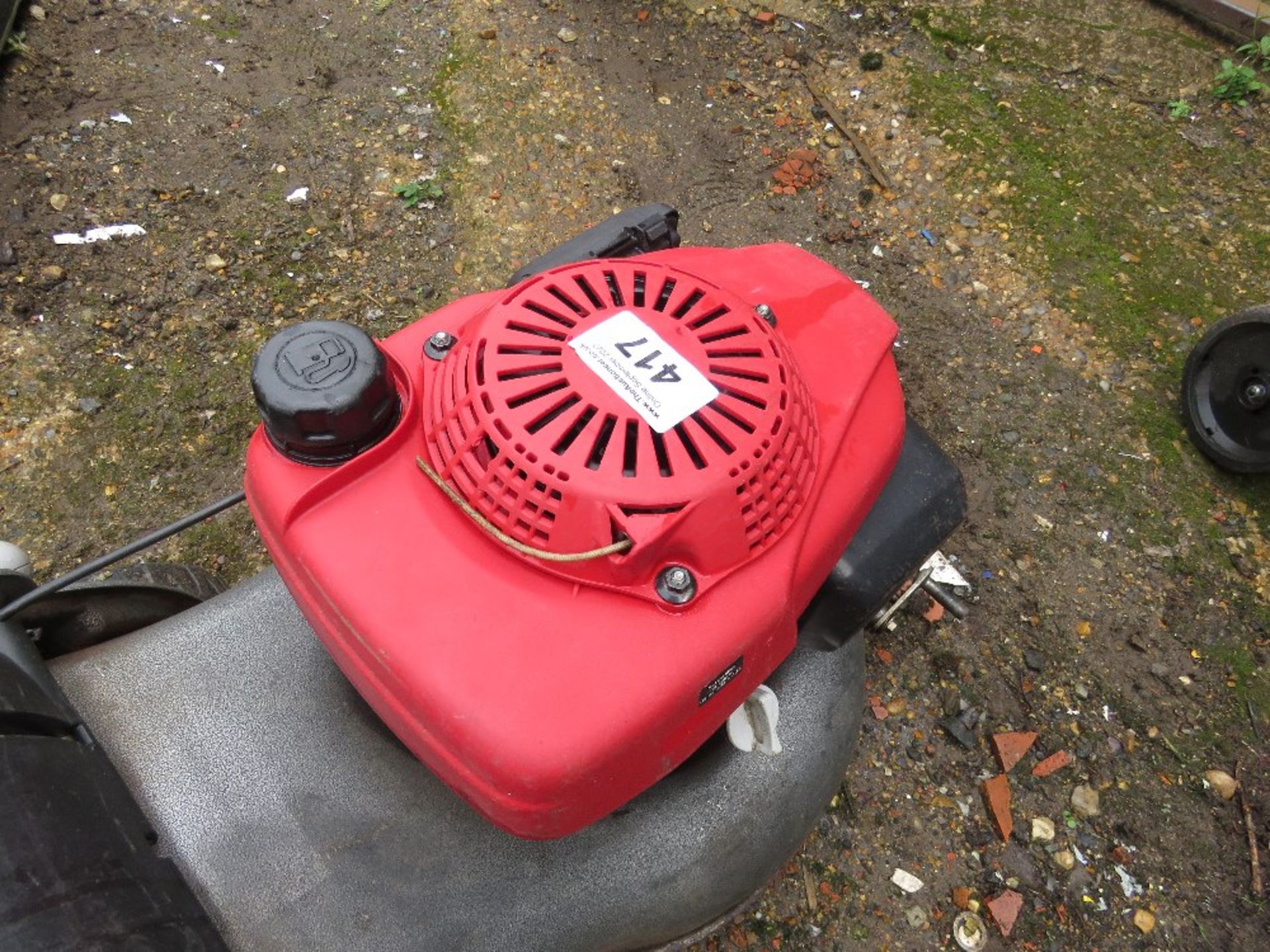 HONDA IZZY LAWNMOWER WITH COLLECTOR, WHEEL MISSING. DIRECT FROM LOCAL LANDSCAPE COMPANY WHO ARE CLOS - Image 3 of 3