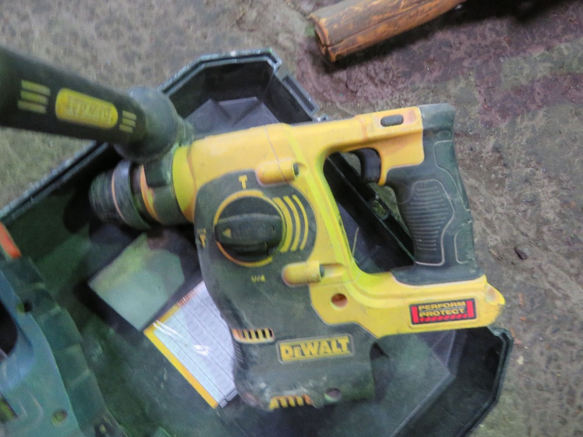 4 X POWER TOOLS: JIGSAW, CIRCULAR SAW, SDS BATTERY DRILL, BATTERY RECIP SAW. THIS LOT IS SOLD UND - Image 4 of 4