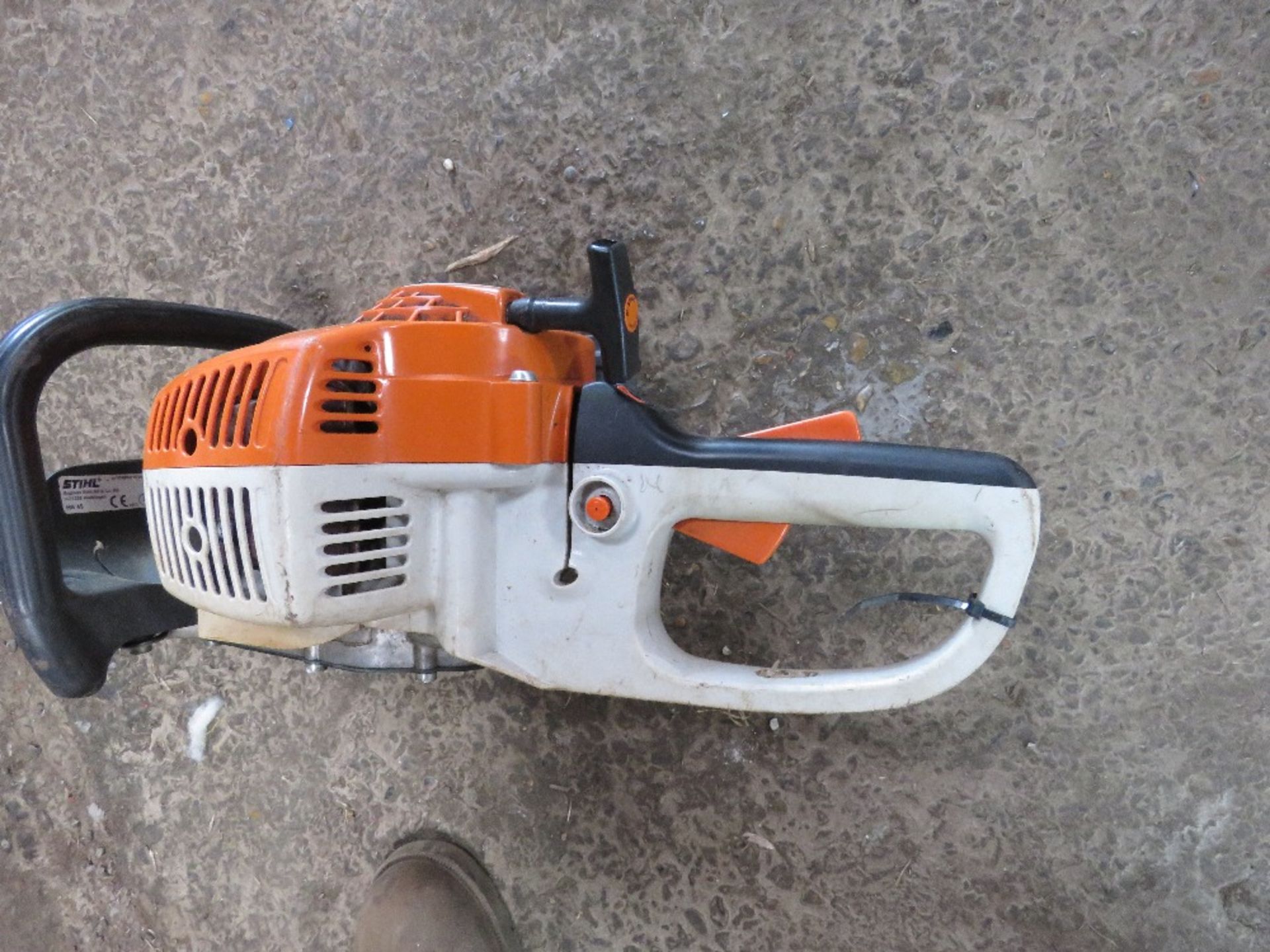 STIHL HS45 PETROL ENGINED HEDGE CUTTER. THIS LOT IS SOLD UNDER THE AUCTIONEERS MARGIN SCHEME, THE - Image 4 of 4