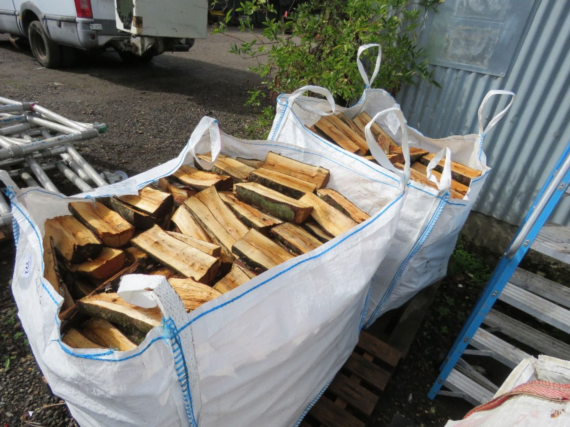 2 X BULK BAGS OF FIREWOOD LOGS, MAINLY SILVER BIRCH. THIS LOT IS SOLD UNDER THE AUCTIONEERS MARGI - Image 2 of 4