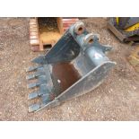 HYUNDAI 28" TOOTHED DIGGER BUCKET ON 45MM PINS, UNUSED.