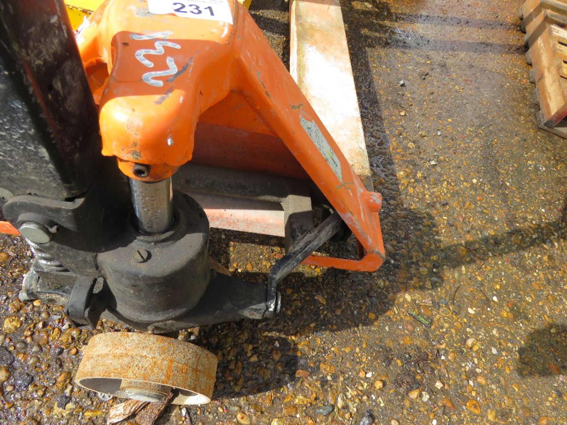 PALLET TRUCK PLUS A WHEELED FRAME UNIT. THIS LOT IS SOLD UNDER THE AUCTIONEERS MARGIN SCHEME, THE - Image 3 of 4