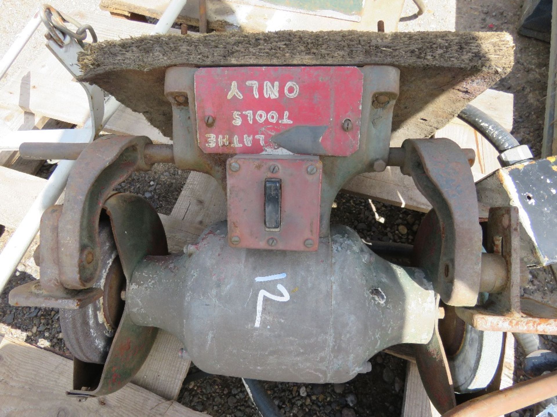 BENCH GRINDER PLUS A BOTTLE TROLLEY. THIS LOT IS SOLD UNDER THE AUCTIONEERS MARGIN SCHEME, THEREF - Image 4 of 4