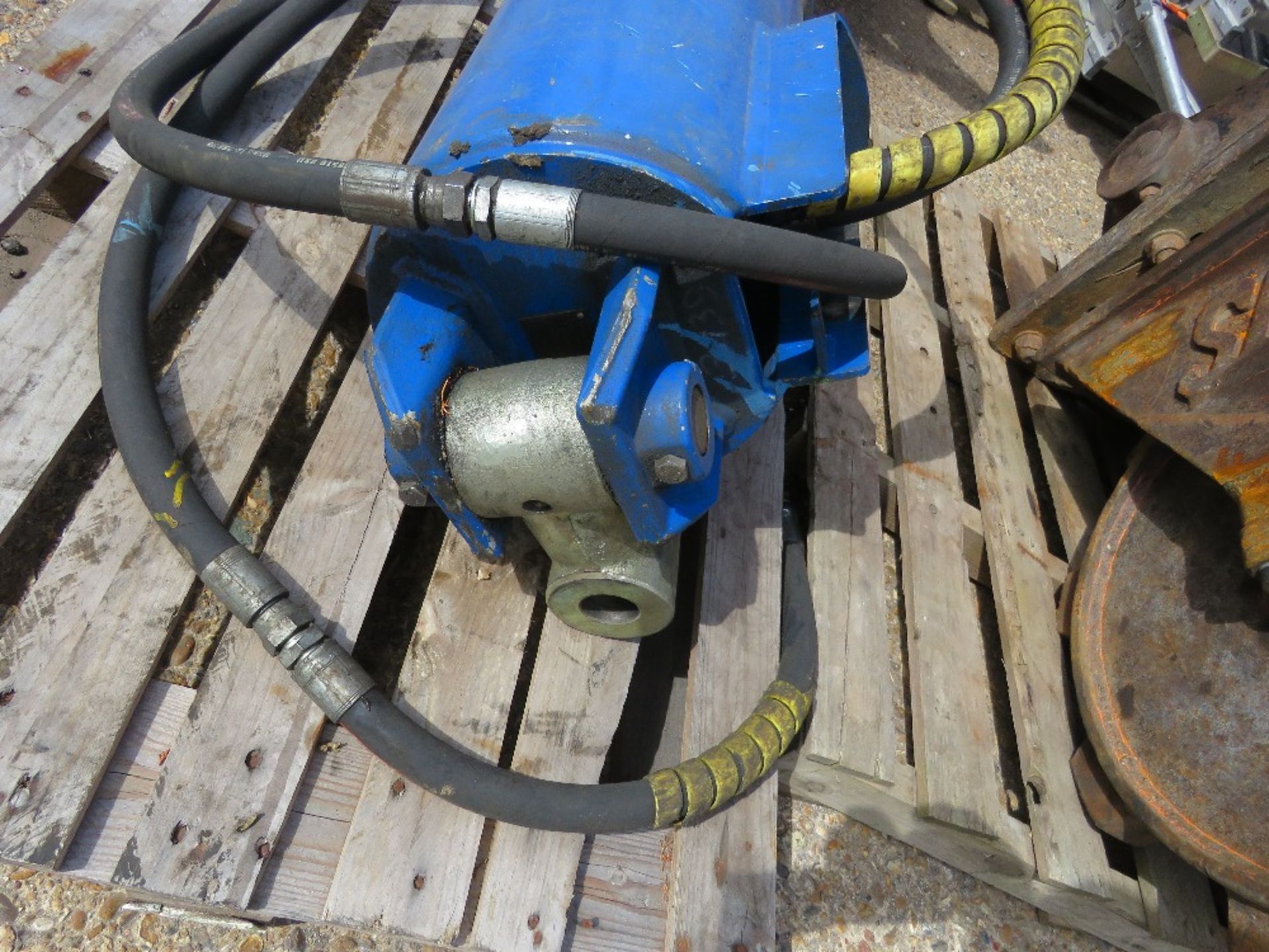 LARGE SIZED AUGER DRIVE HEAD WITH 75MM SQUARE DRIVE SHAFT. - Image 4 of 5